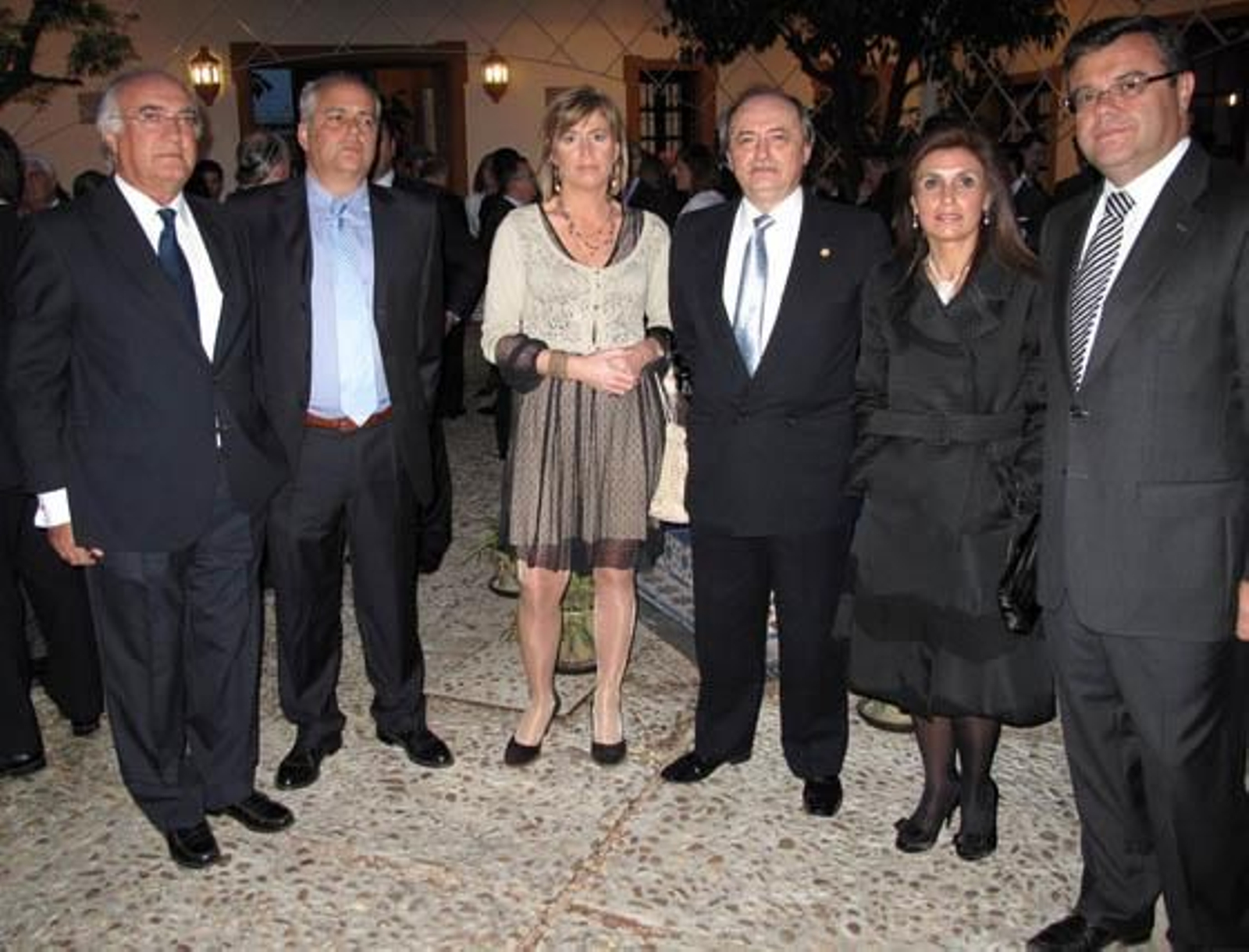 Miguel Villafaina, presidente del Colegio de Fisioterapeutas de Andalucía; el escultor Francisco Parra, Emilia Barrial, el notario José Luis Ferrero, Rocío Gallardo y Faustino Valdés, subdelegado del Gobierno.

Foto: Victoria Ramírez