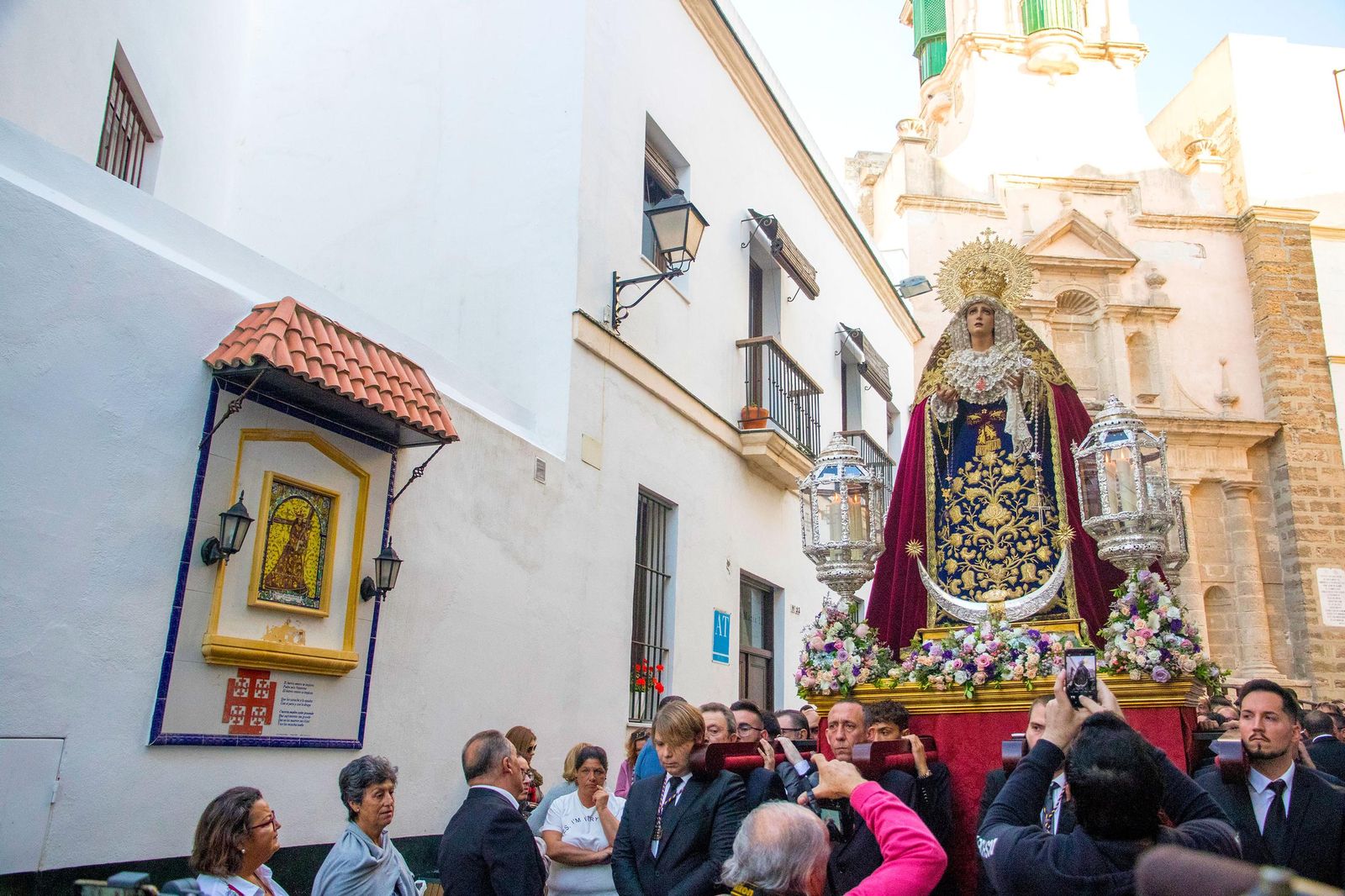 La imagen de la Virgen de los Dolores baja la calle Santa María.