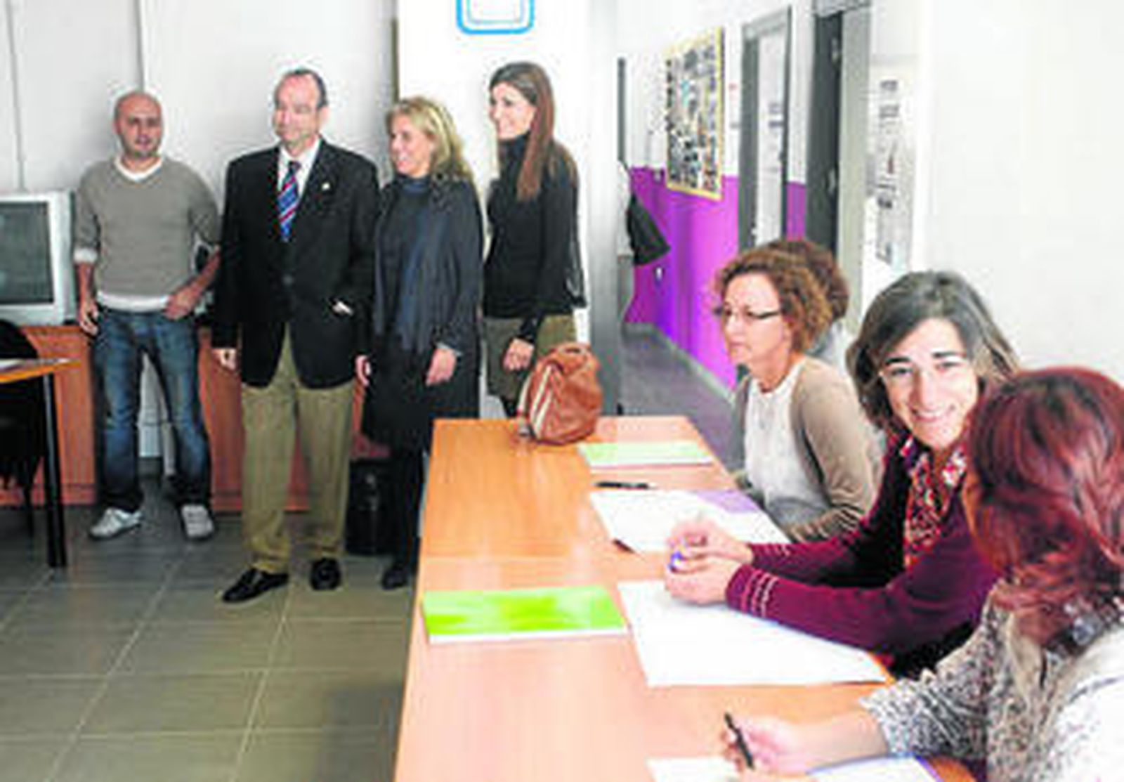 El alcalde, durante su visita al centro de Cortijo Grande.