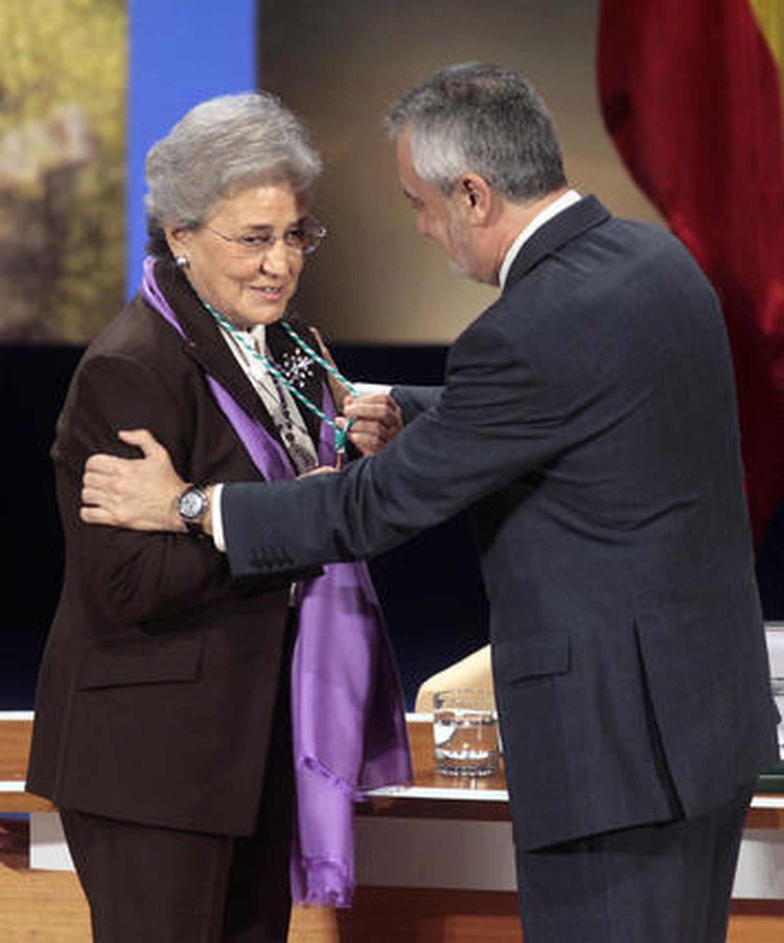 La empresaria Isabel García Bardón recoge su medalla de manos de Griñán. / Juan Carlos Muñoz · Juan Carlos Vázquez