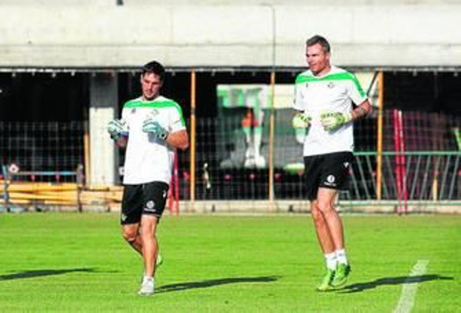 Stephan Andersen junto a Guillermo Sara, en un entrenamiento del equipo verdiblanco.
