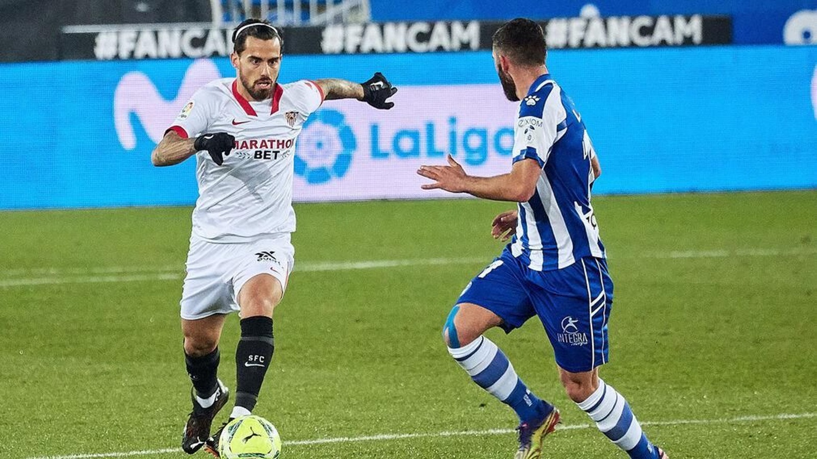 Suso busca una salida a la jugada ante Luis Rioja.