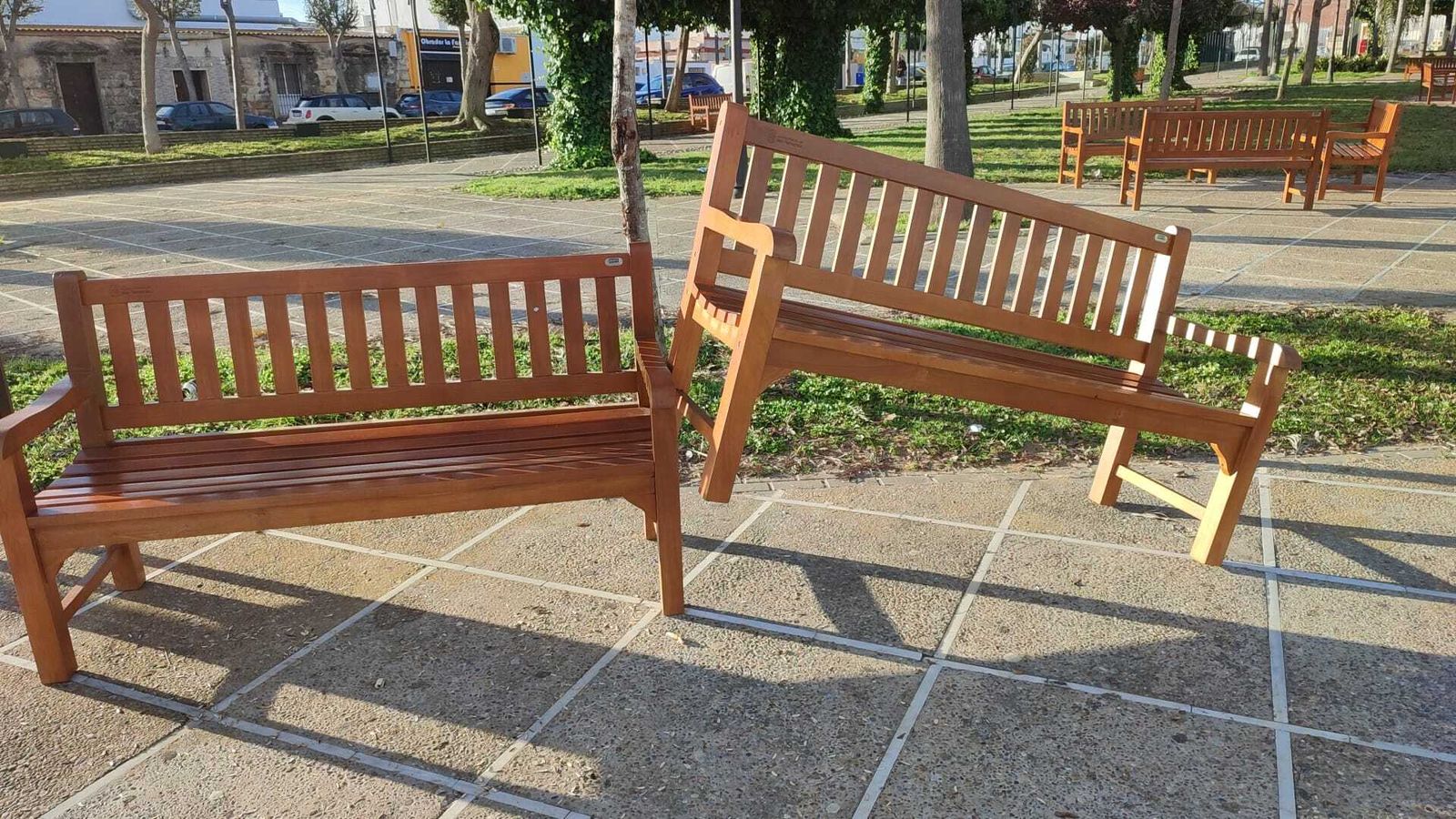 Bancos desplazados del Parque de las Huertas.