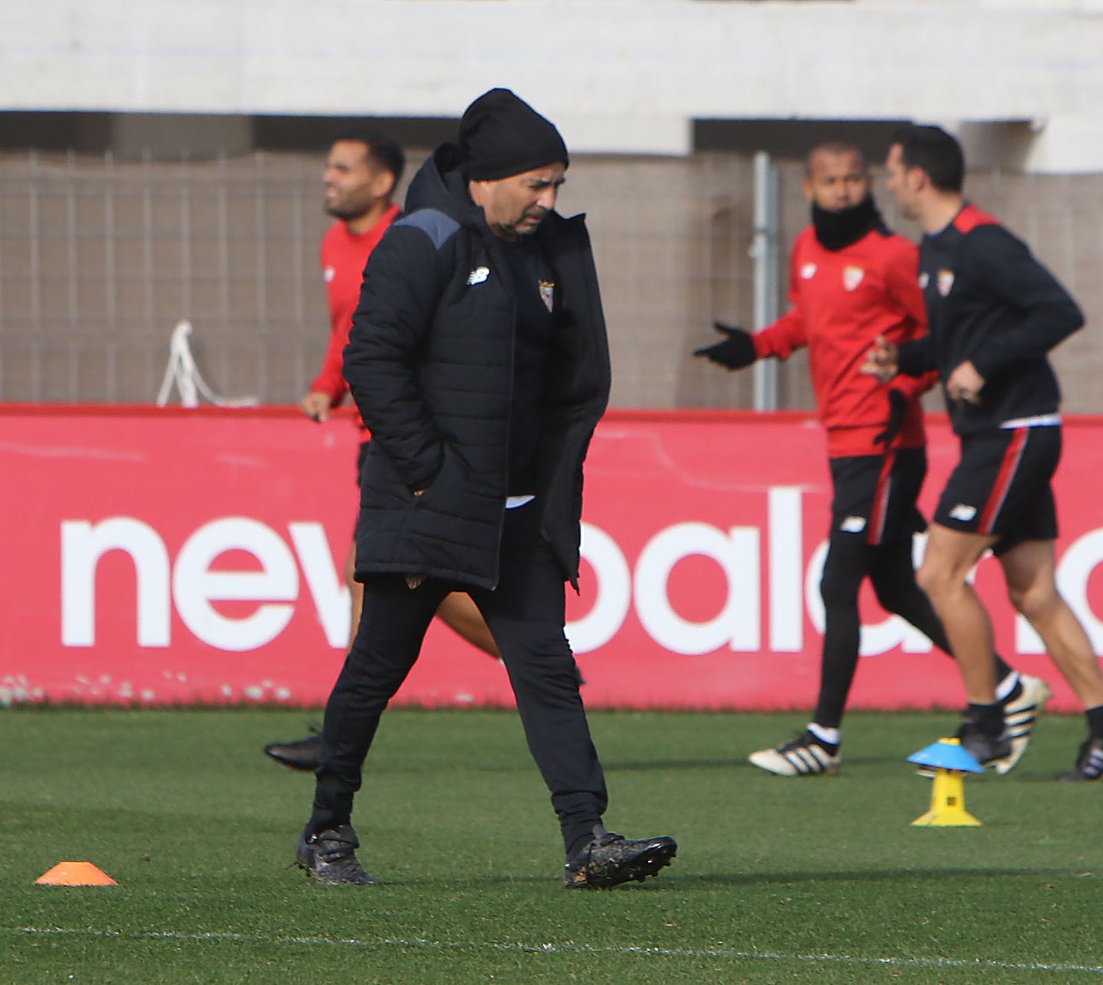 Jorge Sampaoli, bien equipado para el frío, durante el entrenamiento de ayer.