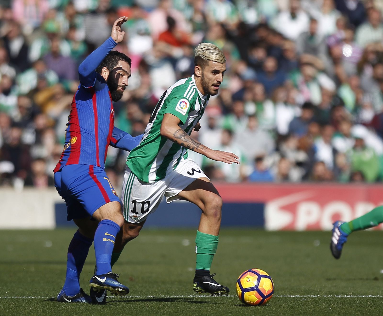 Dani Ceballos se marcha de Arda Turan en un lance del partido.