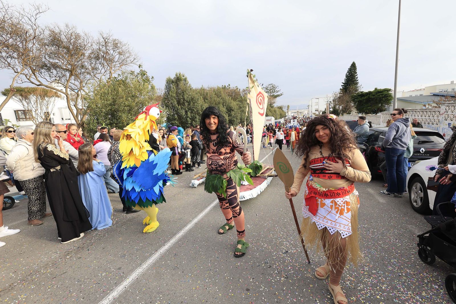 Búscate en las fotos del pasacalles del Carnaval de Tarifa 2026