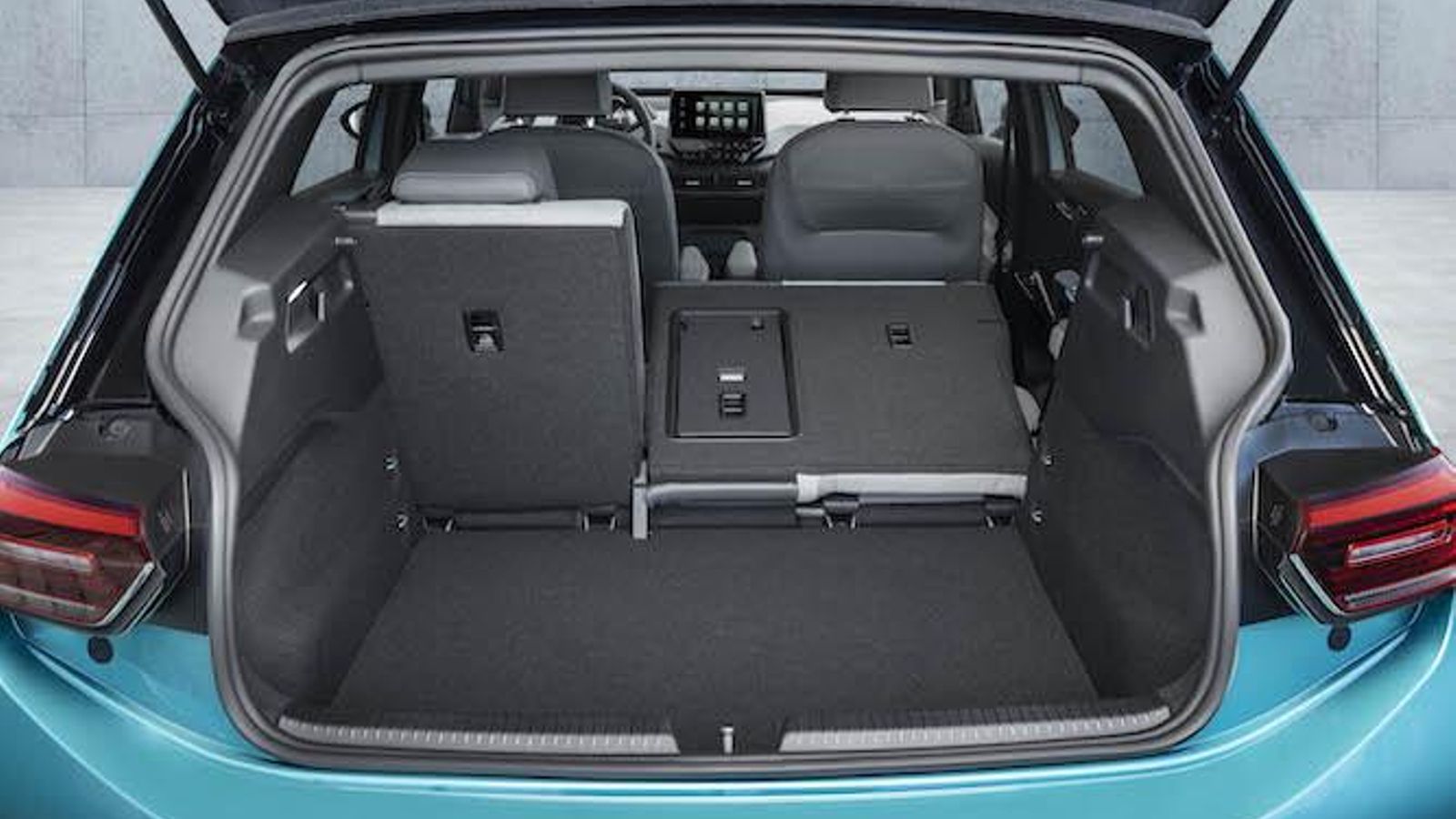 El motor bajo el piso del maletero no resta espacio. Por debajo de lo que ves, existe un doble fondo