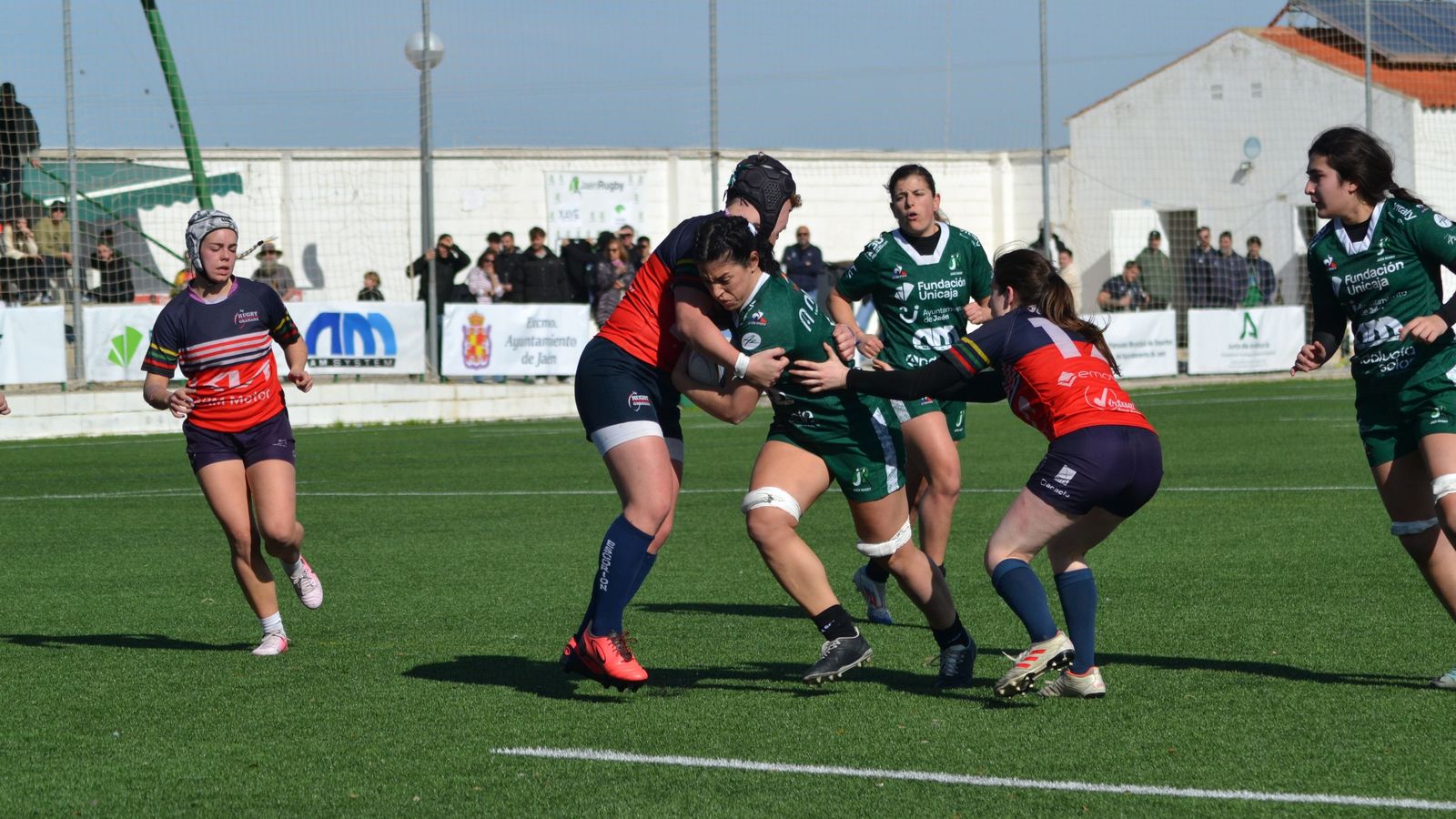 Elena Teruel trata de avanzar ante la presión de una jugadora granadina.