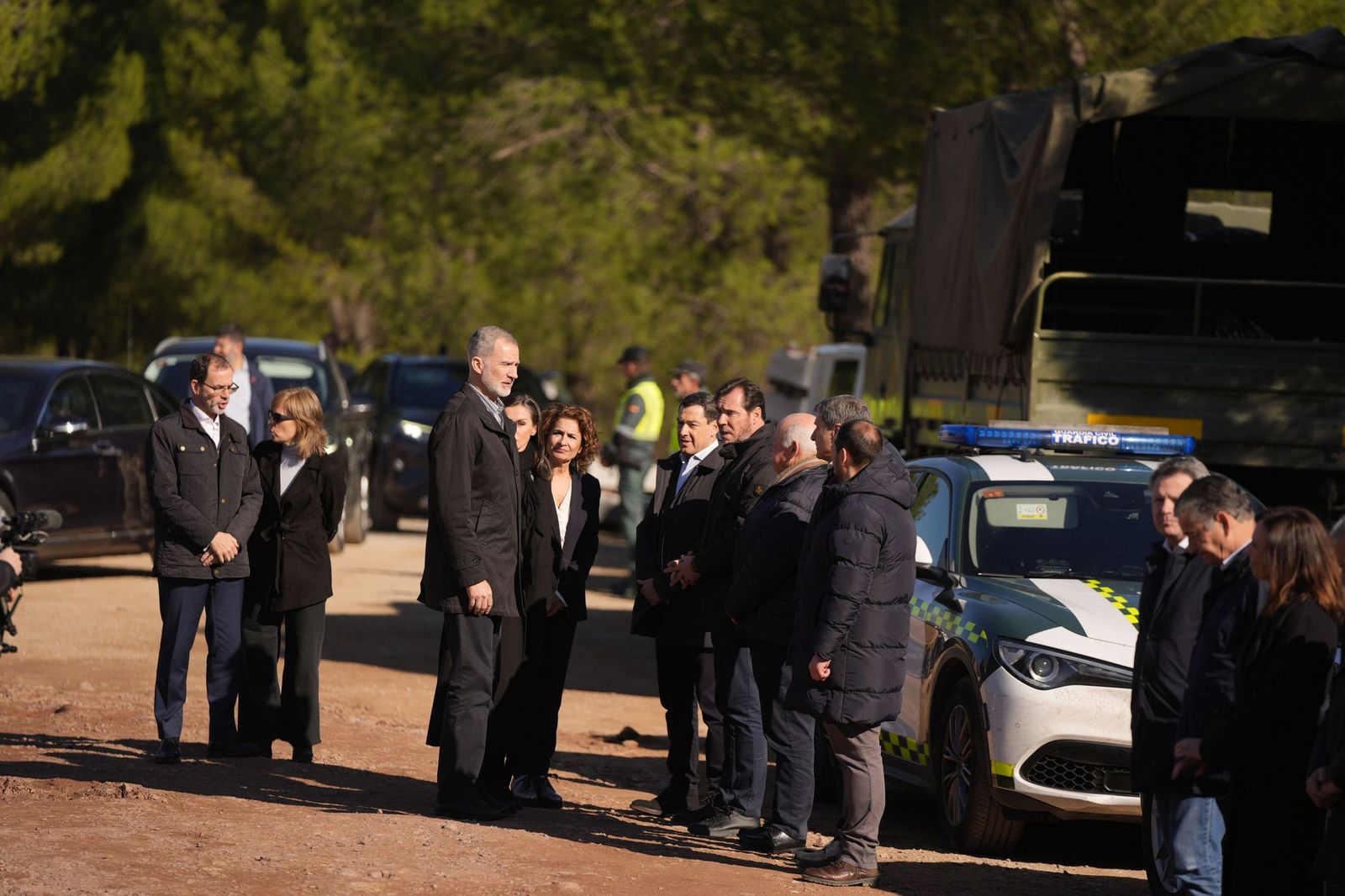 Los Reyes Felipe VI y Letizia junto a Moreno, Montero y Óscar Puente el día de la visita a Adamuz.