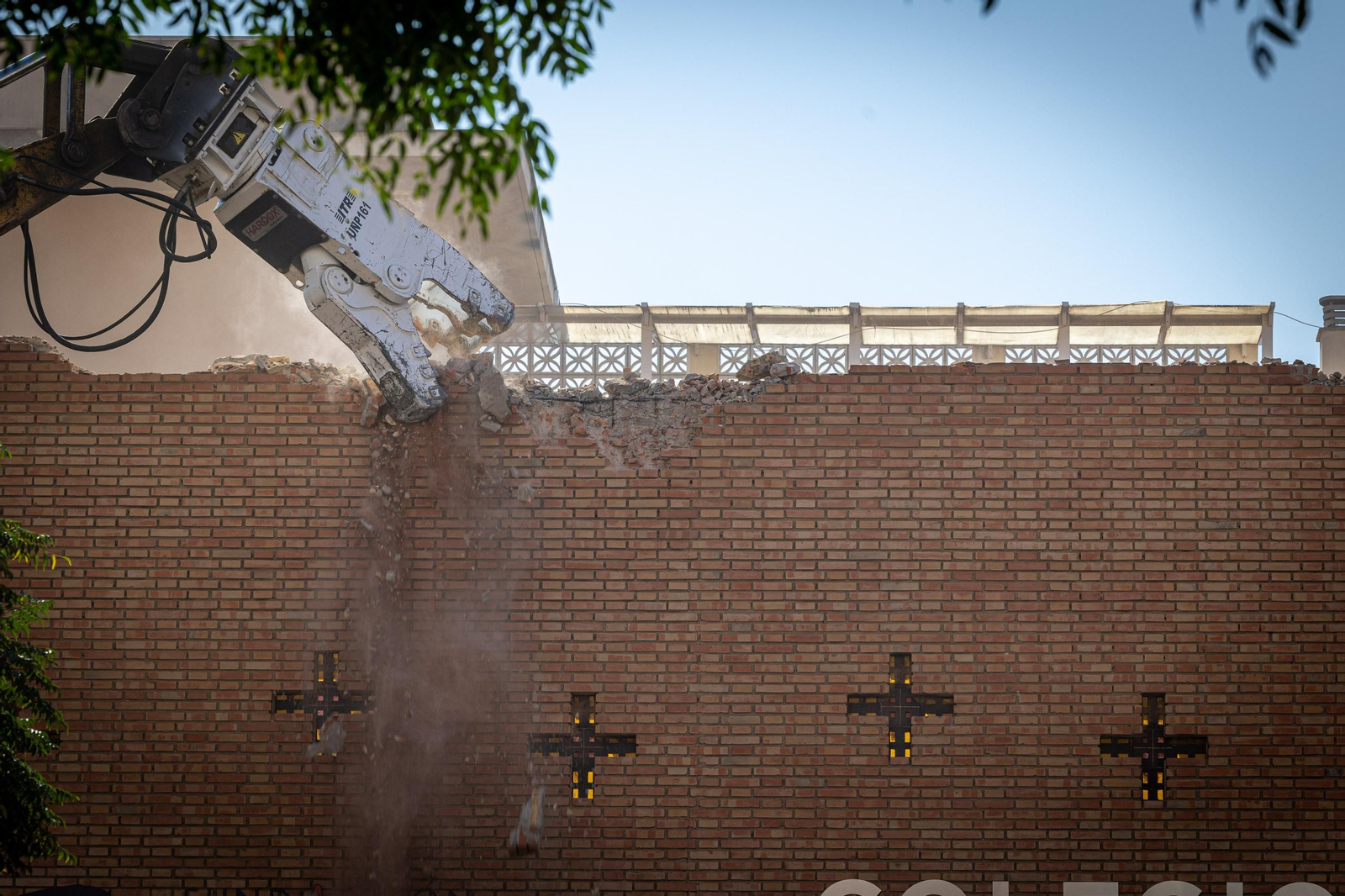 Así ha sido la demolición de la fachada del colegio Las Esclavas de Cádiz