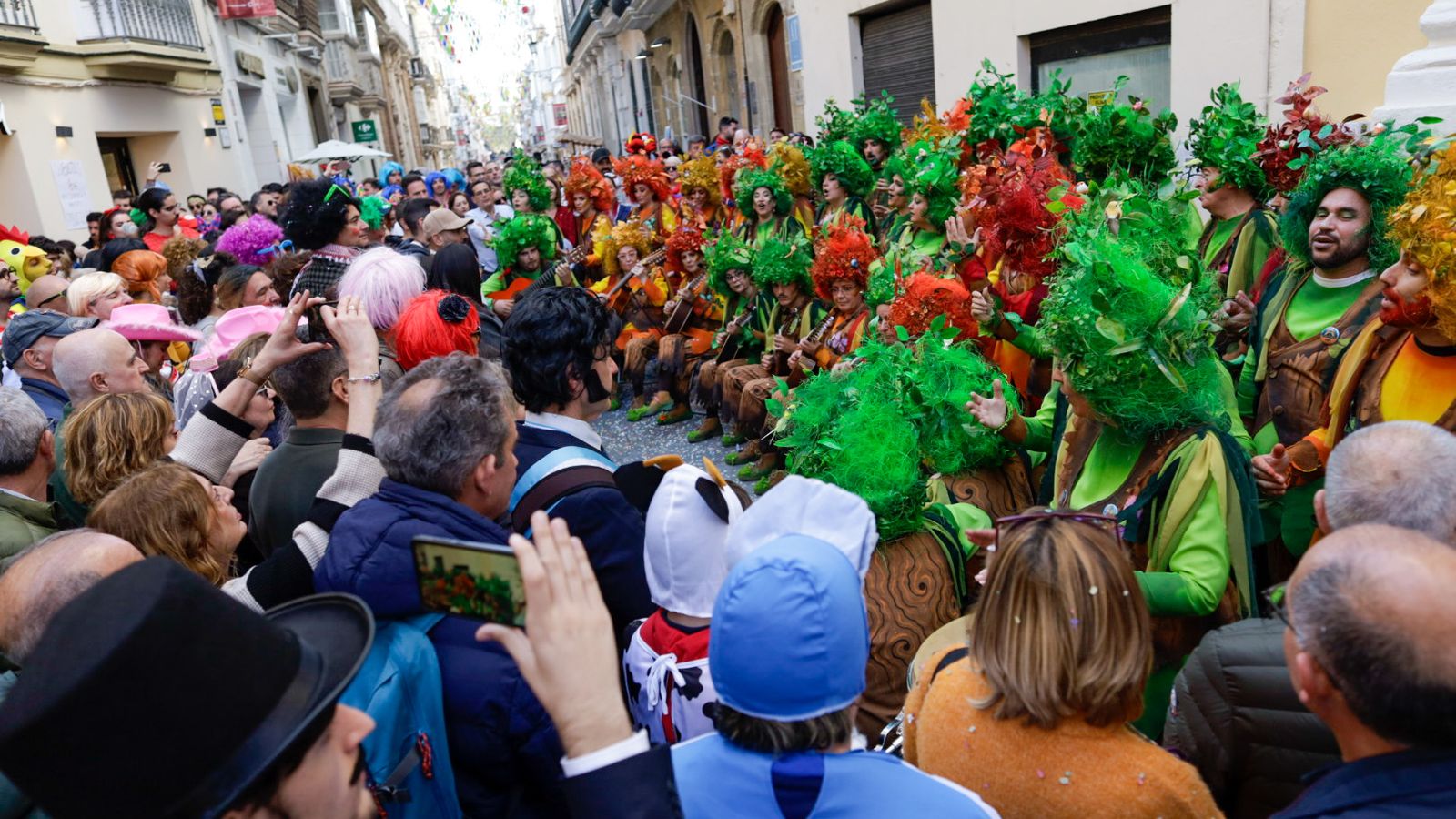 Así vive Cádiz su primer sábado de Carnaval 2025: búscate entre las imágenes del día en la calle