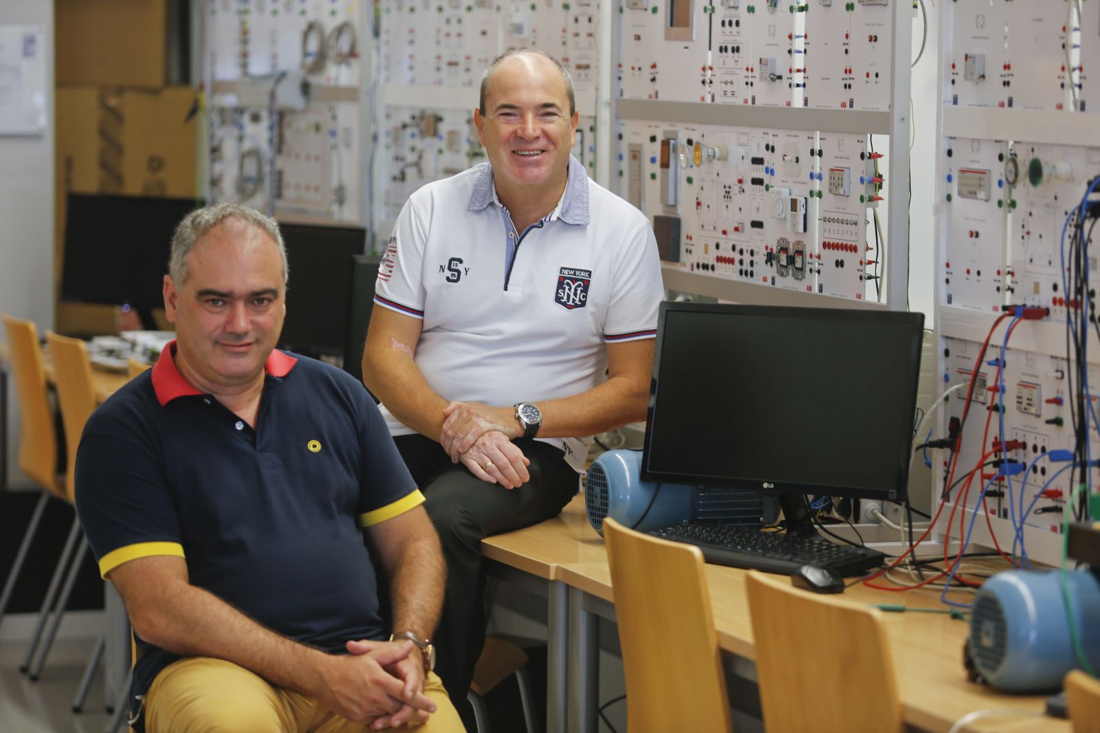 Francisco Guzmán (con camiseta blanca) y Salvador Merino, en el Laboratorio de Domótica de la Escuela de Industriales.