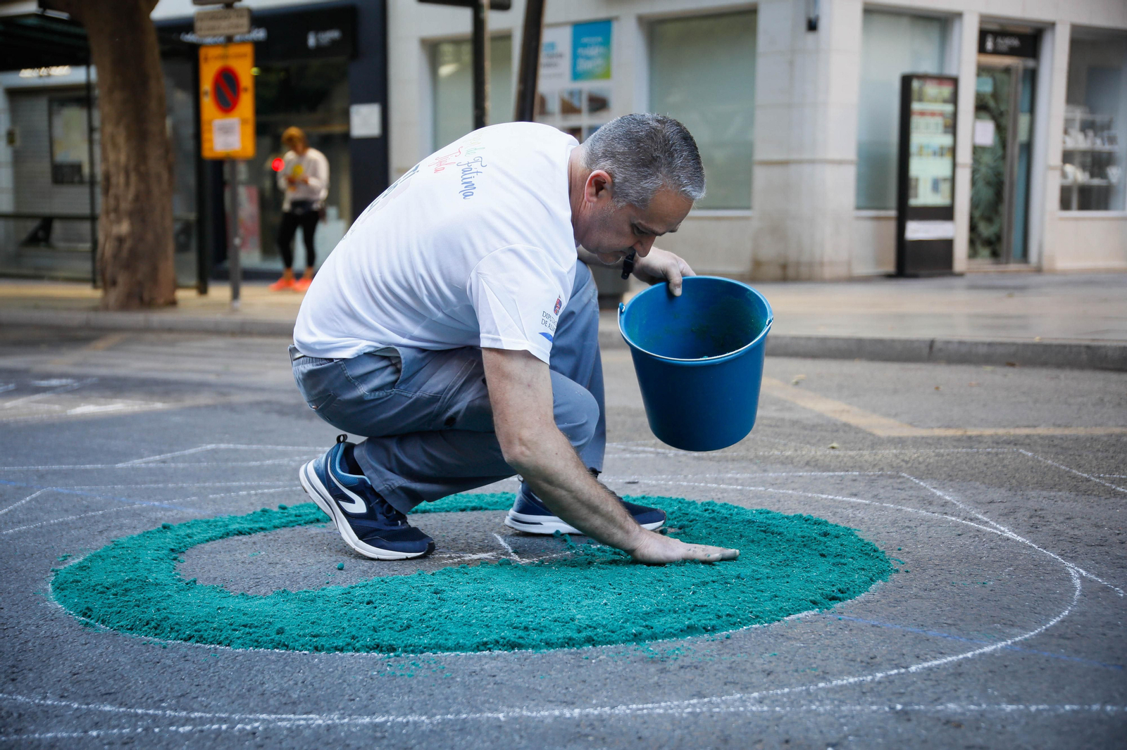 Así es la alfombra de serrín de 60 metros en el Paseo de Almería, en imágenes.