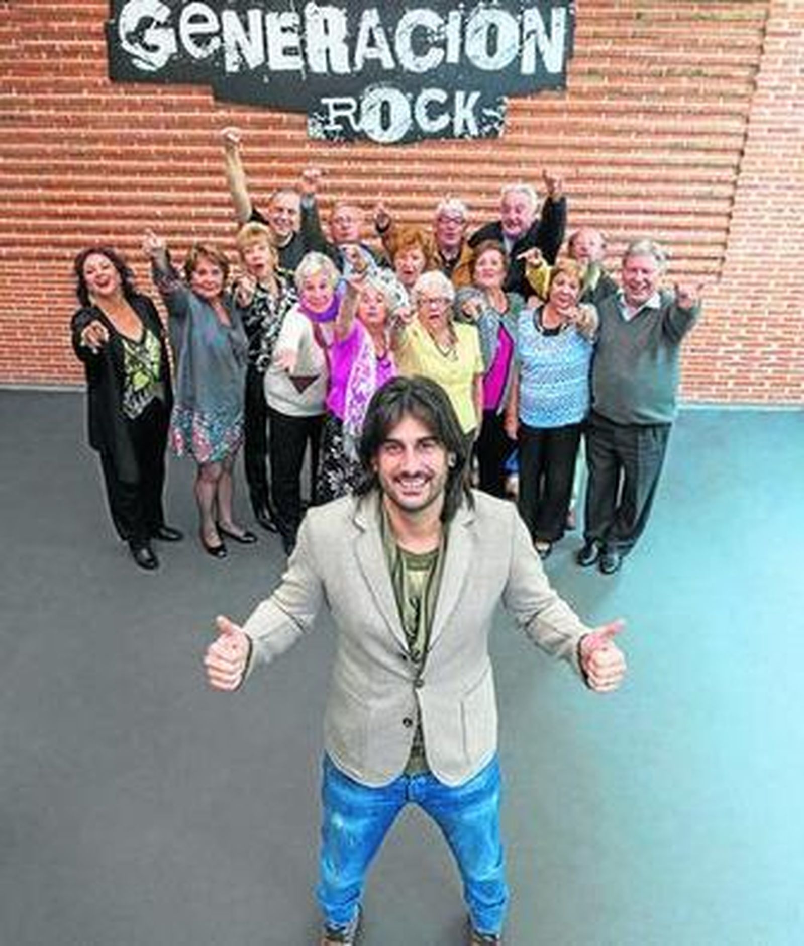 Melendi posa con el grupo de abuelos que protagonizará el 'talent show'.