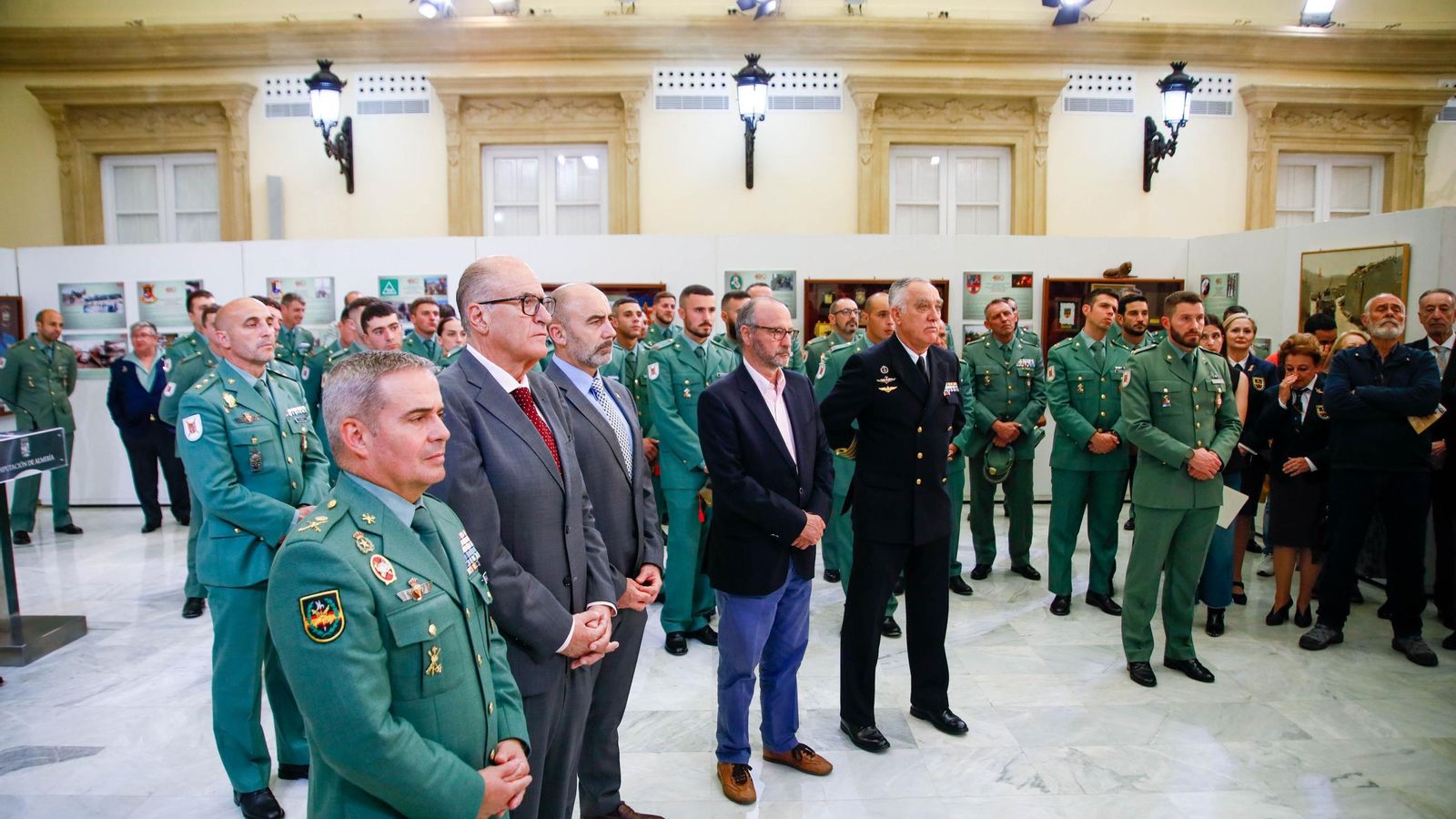 Asistentes a la inauguración de la exposición en el patio de luces de la Diputación.