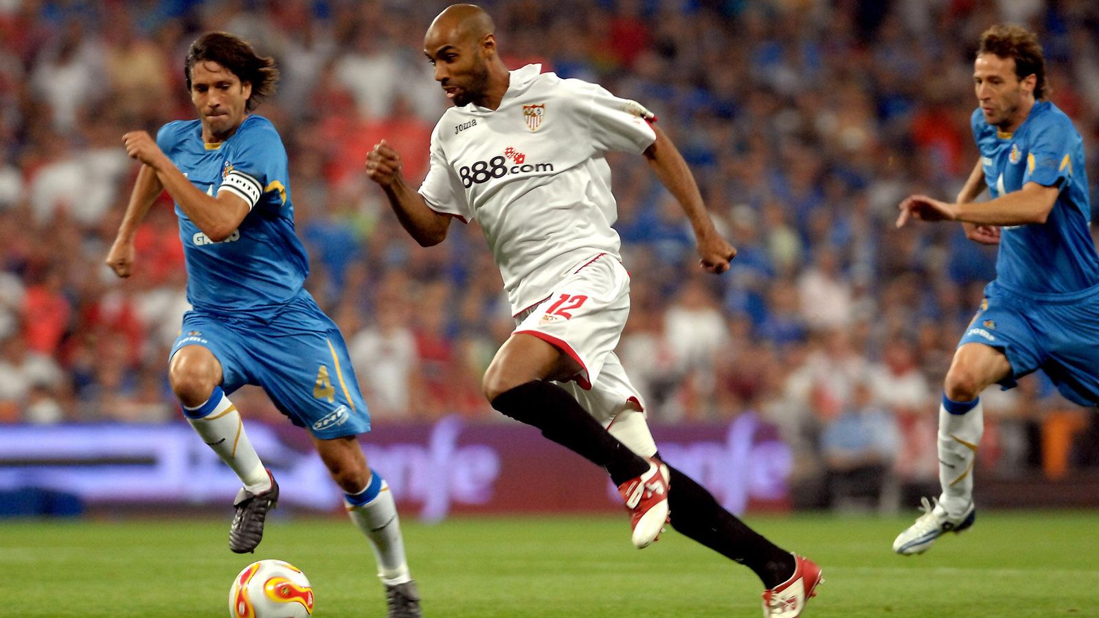 Kanouté inicia su sprint entre Belenguer y Pulido para anotar el único gol del partido.