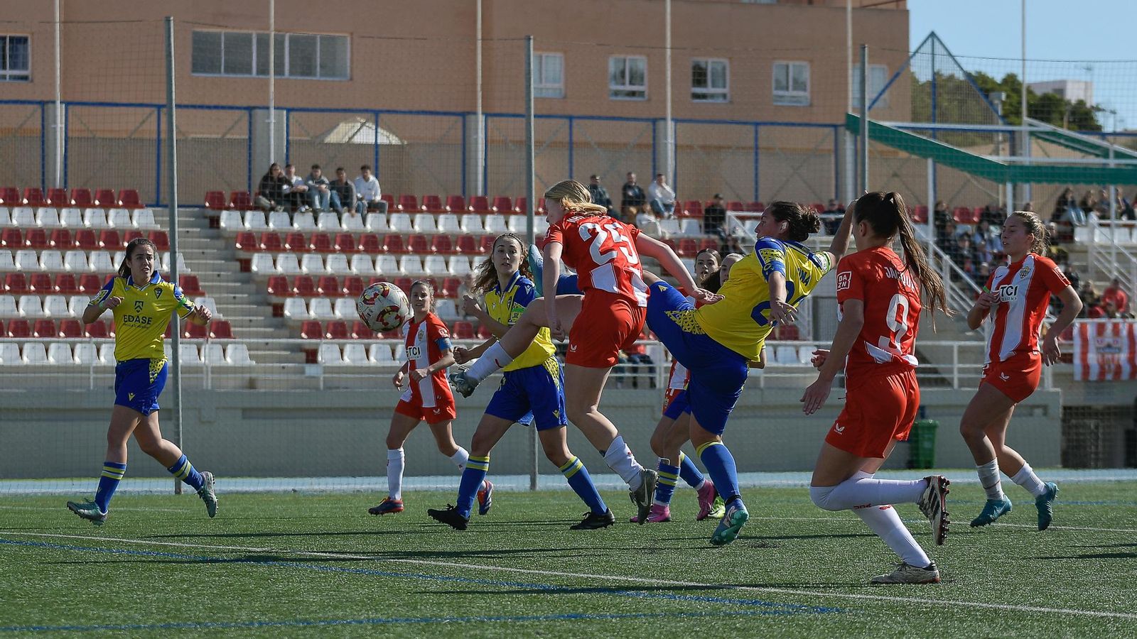 Liubov realiza un remate durante una acción del encuentro entre almerienses y gaditanas.