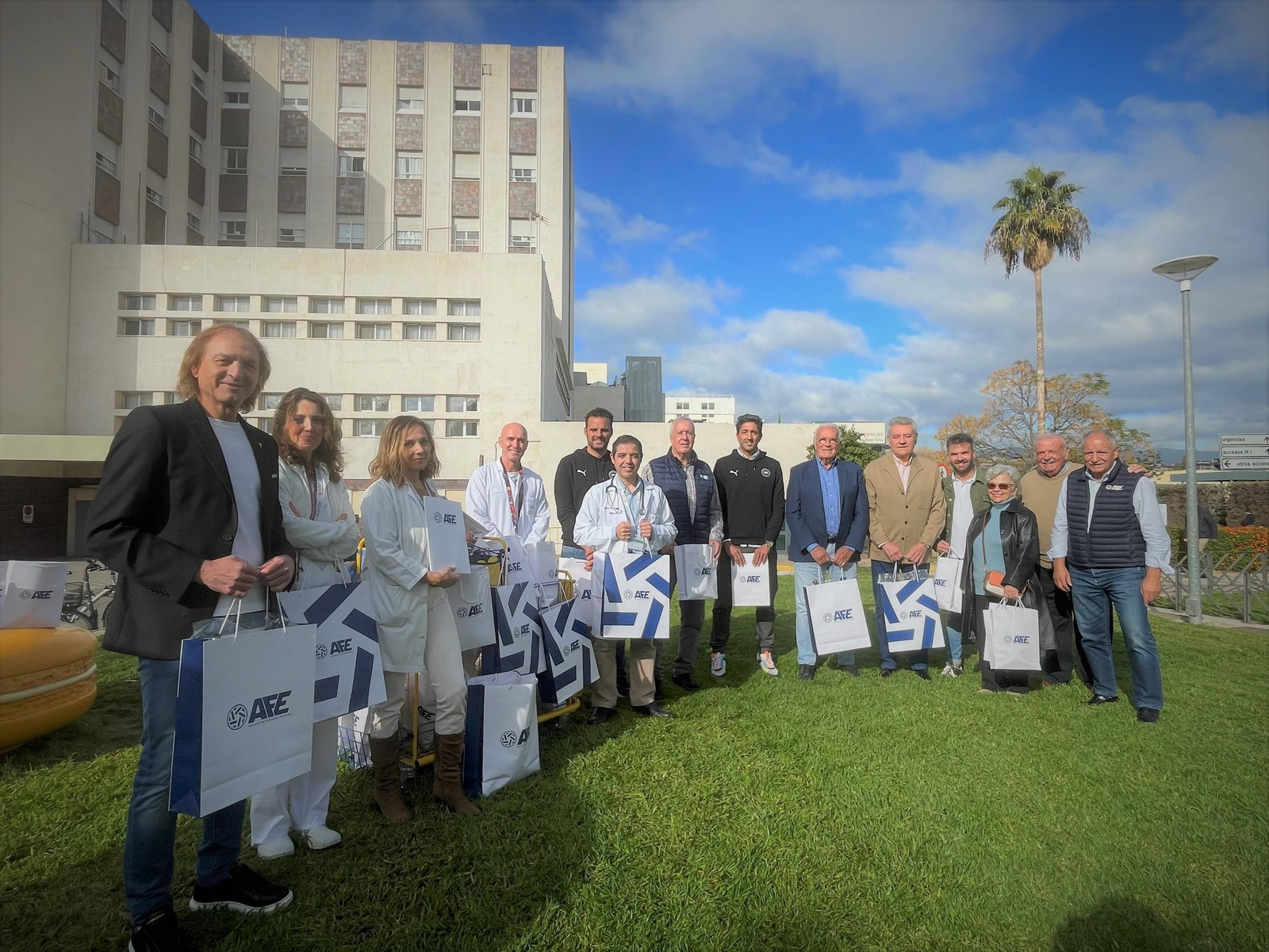 Visita de la Asociación Nacional de Futbolistas Españoles al Hospital Reina Sofía de Córdoba