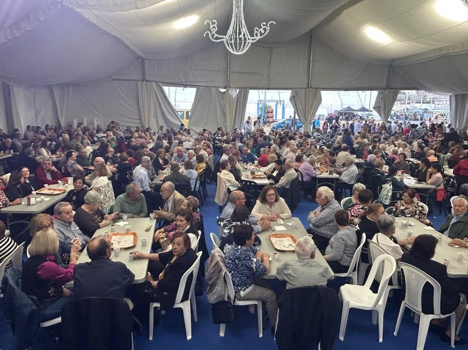 La Caseta Municipial ha congregado a numerosos mayores durante todos los días.jpg