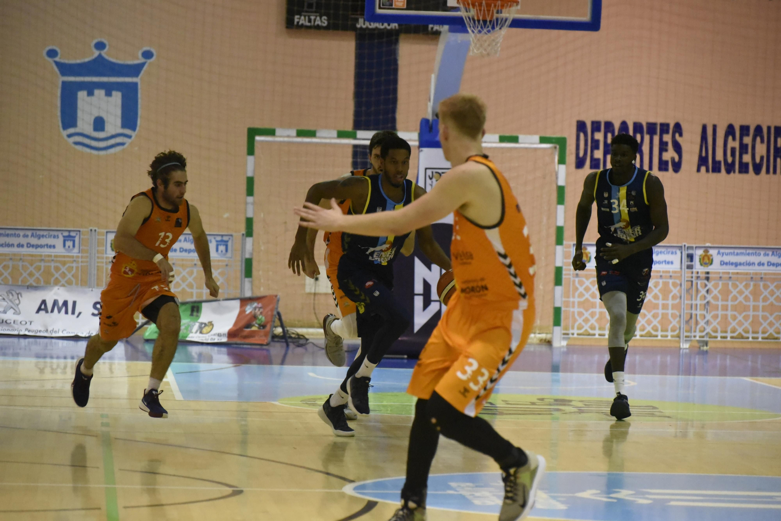 Andrew Kelly inicia un ataque durante un Udea-Morón