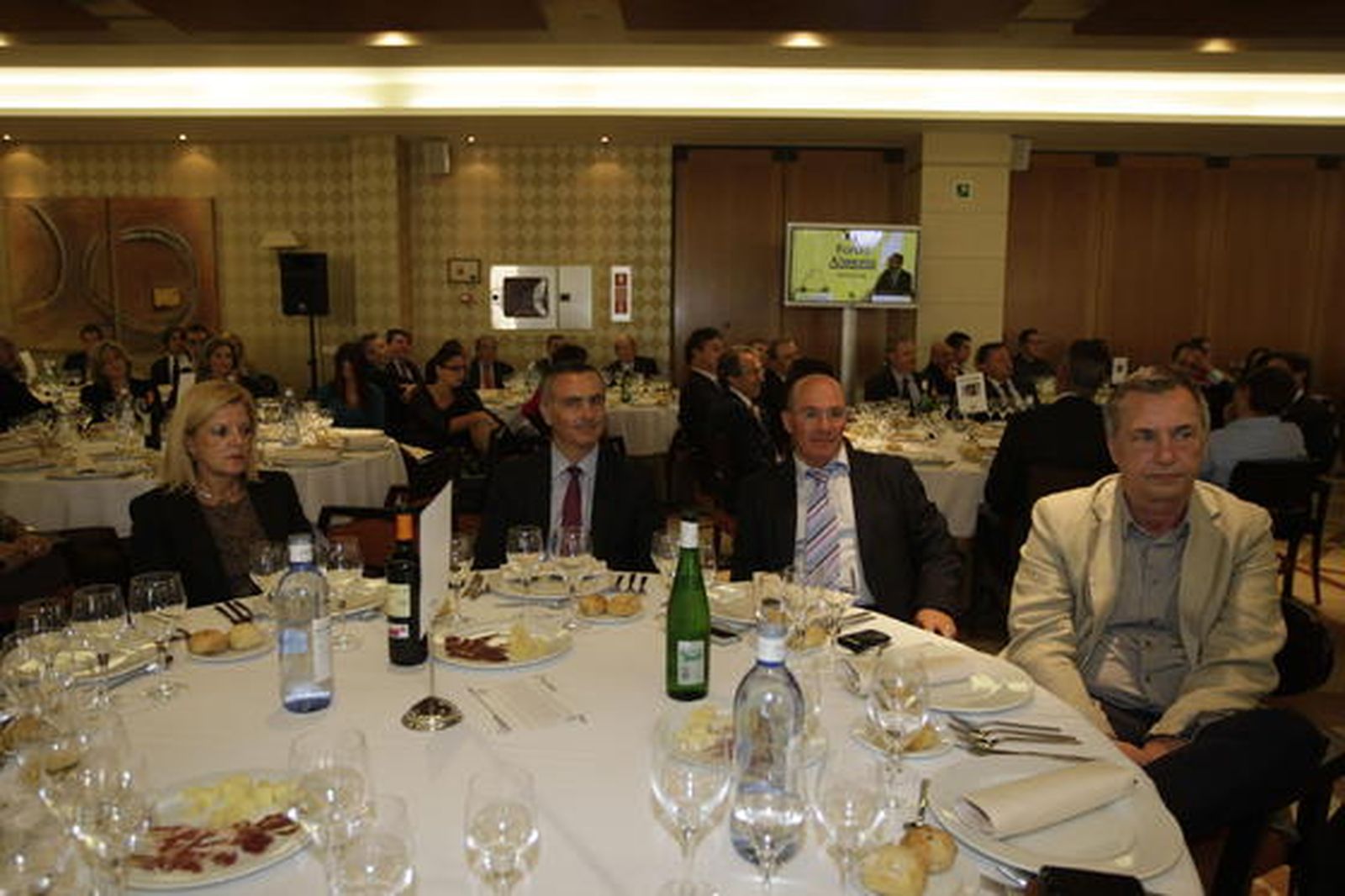 Clara Inés, concejal del PSOE en el Ayuntamiento de la capital; Juan Carlos Usero, portavoz del Grupo Socialista de Almería; Juan Bisbal, asesor del Grupo Socialista; y Ángel González, periodista. 

Foto: Fran Leonardo