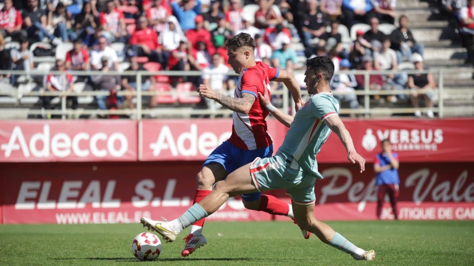 Álvaro Leiva se escapa de un jugador del Atlético B.