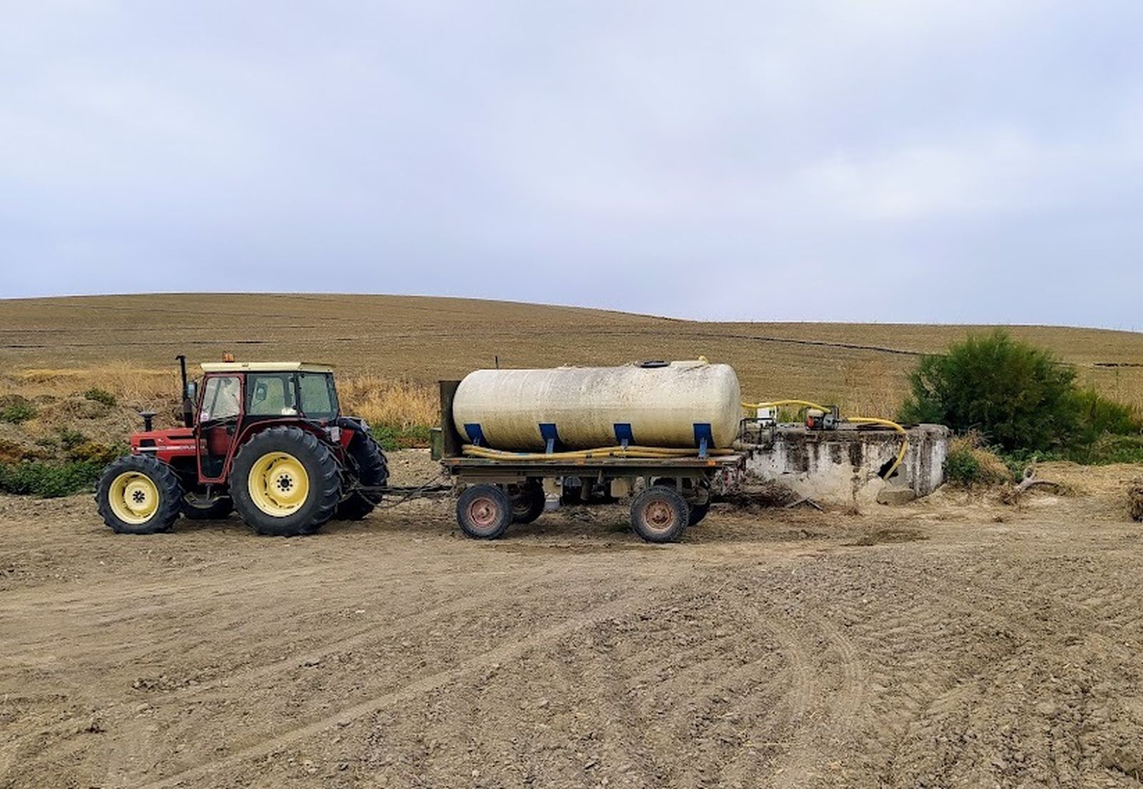 Un tractor junto a un pozo en Bujalance.