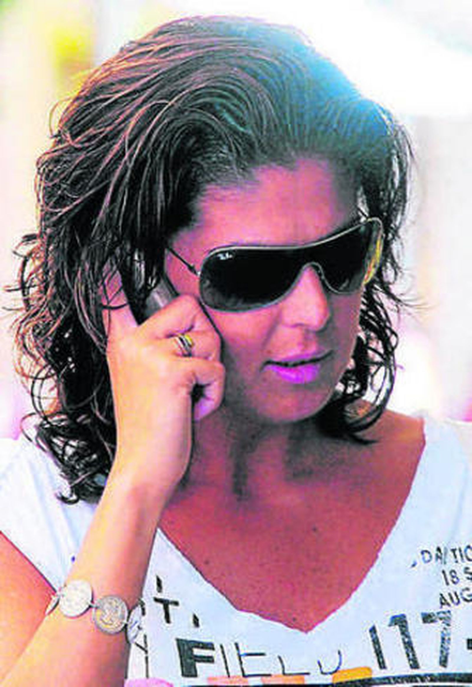 Una chica habla por el móvil.