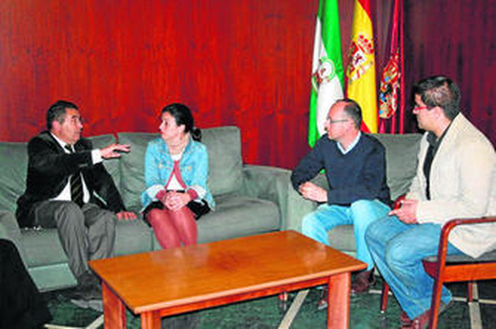 Los pregoneros de la Semana Santa, Antonio Moreno, y costalero, Joaquín Delgado, con Peinado e Izco.