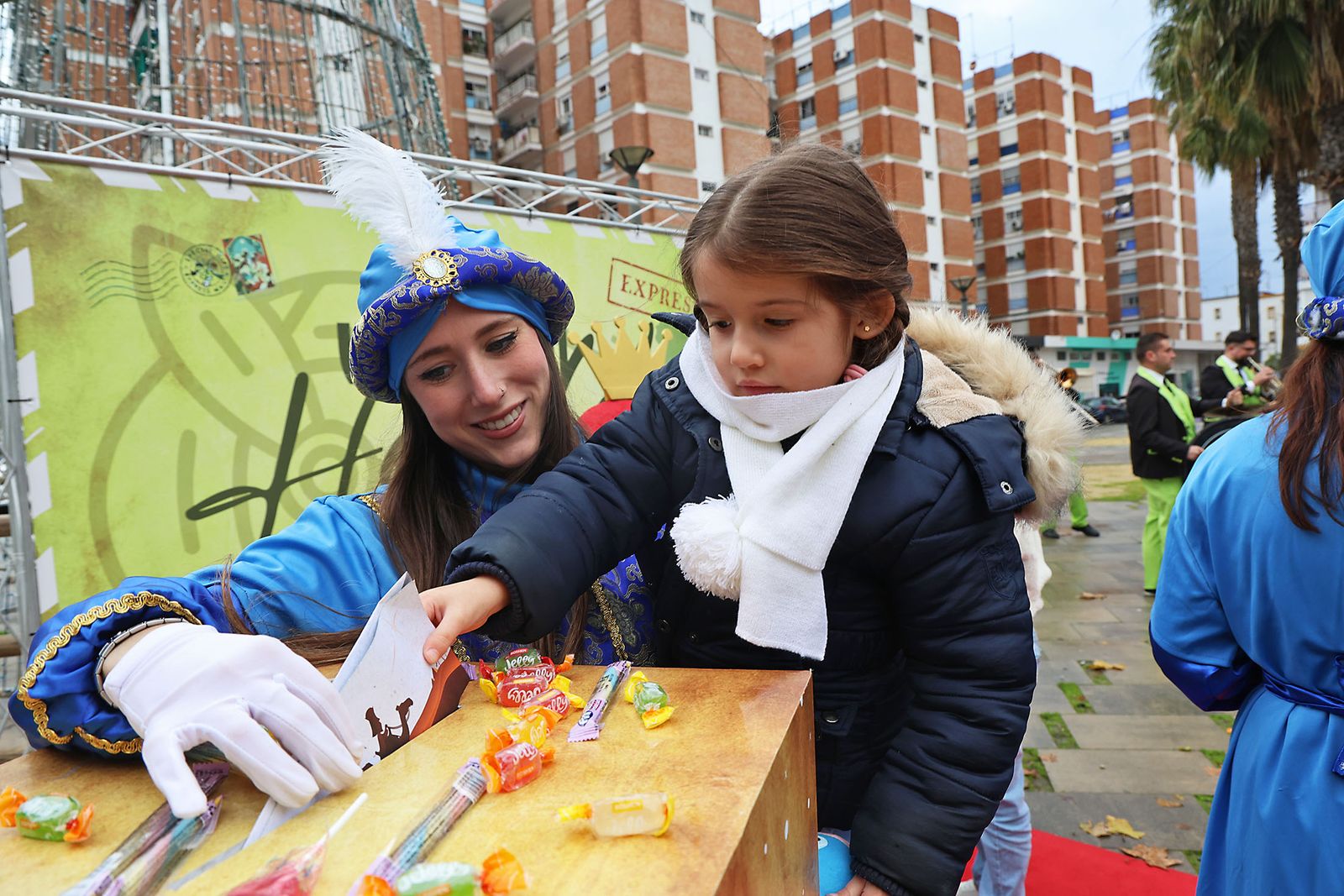 Los Pajes Reales recogen las cartas de los más pequeños en la Plaza Houston