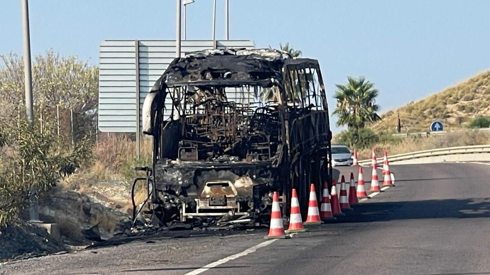 Arde un autobús en Vera