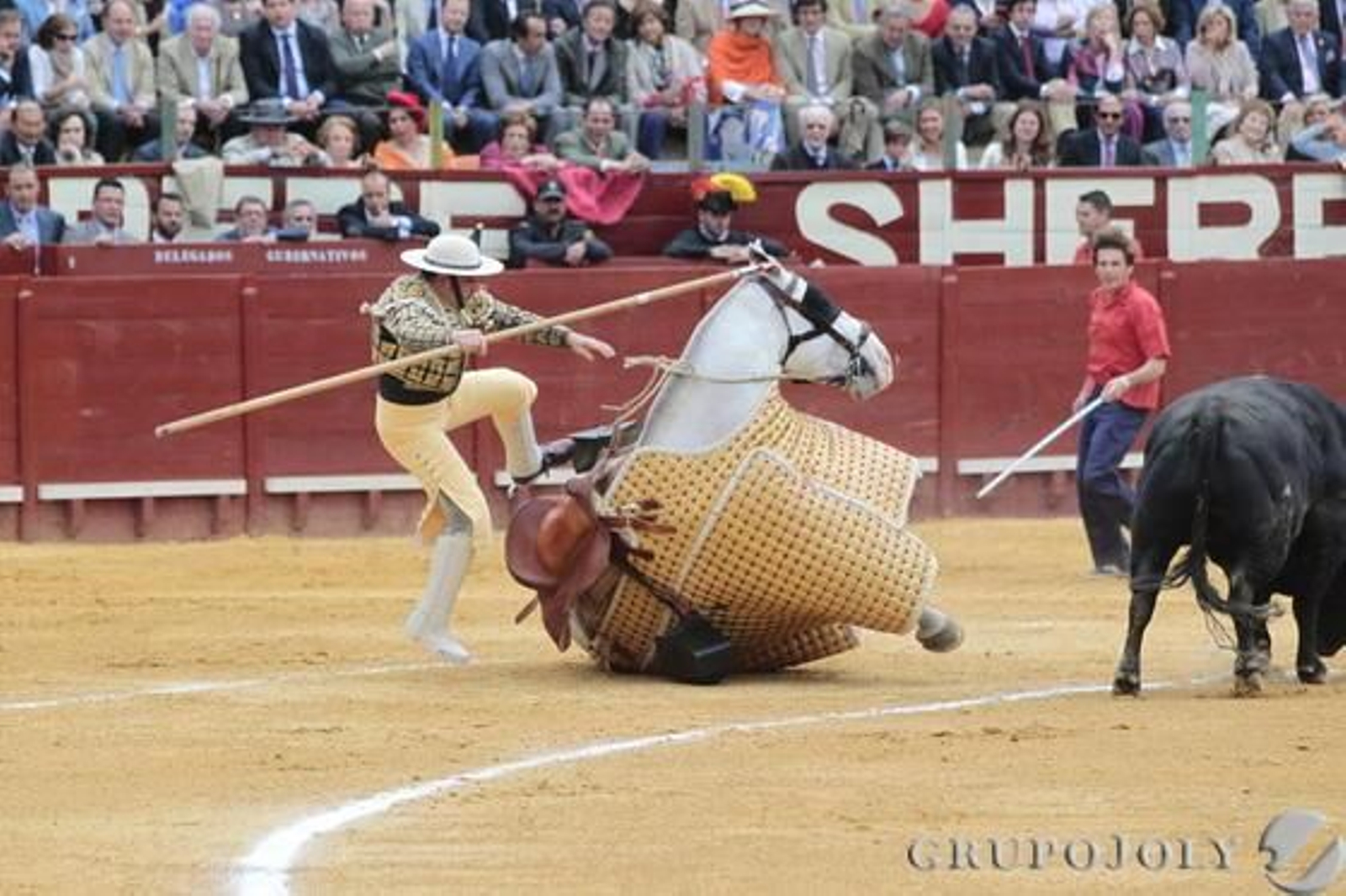 El segundo de la tarde, primero de Talavante, derribó en varas.

Foto: Miguel Angel Gonzalez