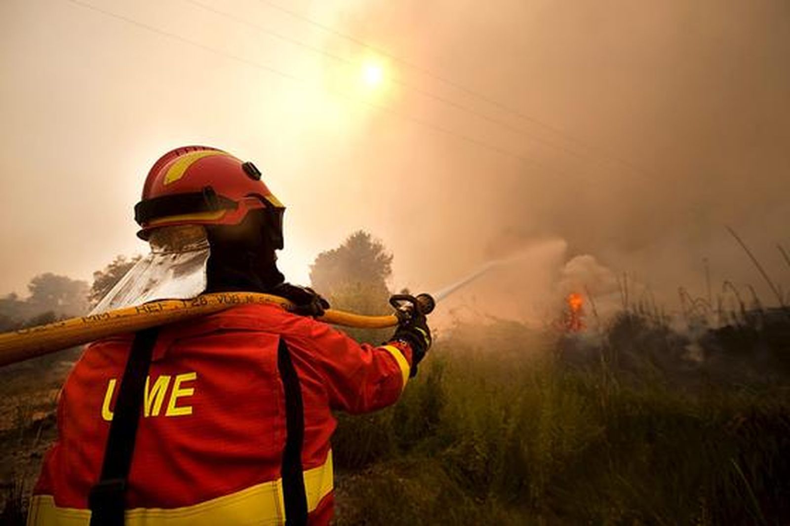 El fuego arrasa miles de hectáreas en comarcas del interior de la provincia de Valencia.  Foto: EFE
