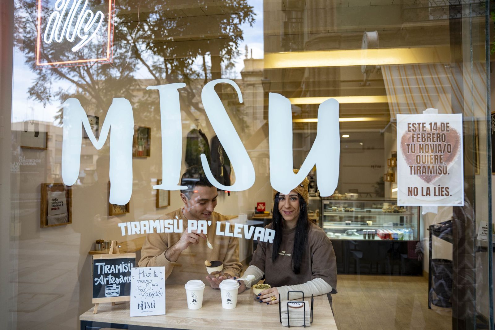 Tres comercios del centro de Almería lanzan un sorteo especial por San Valentín