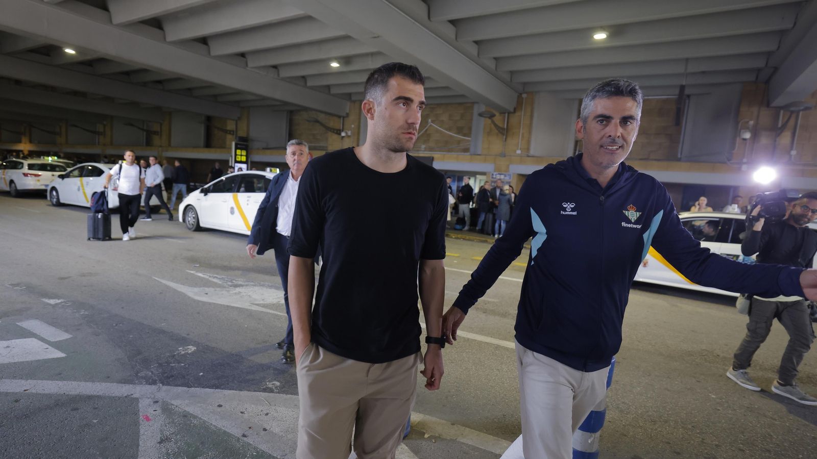 Sokratis, tras llegar a Sevilla, es recibido por un empleado del Betis.