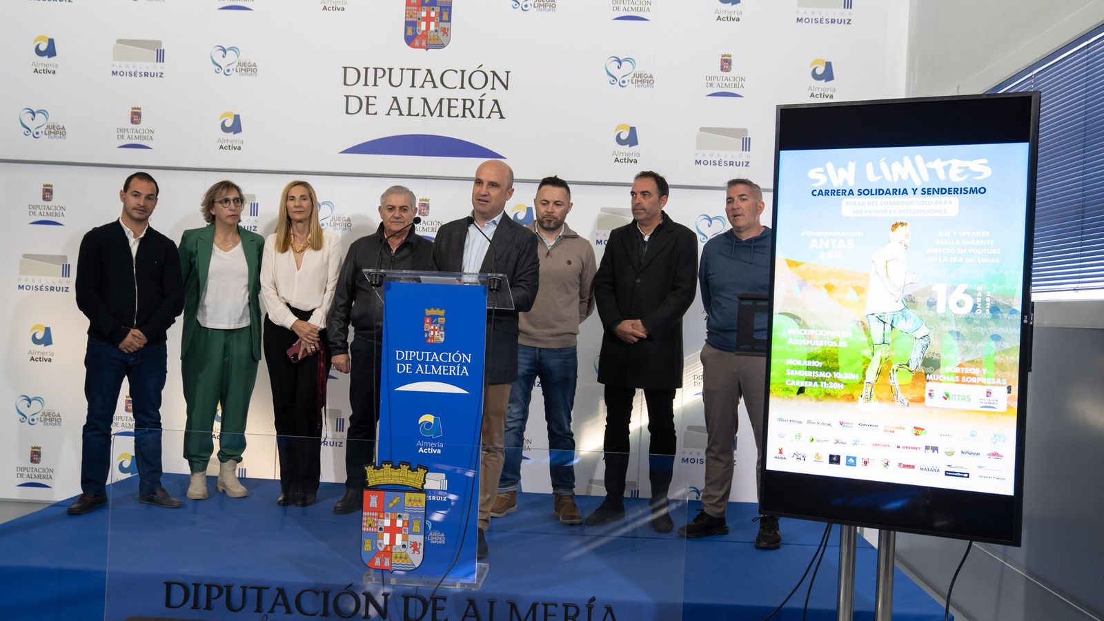 El diputado de Deportes, junto al resto de participantes en la presentación de la prueba, durante su intervención.