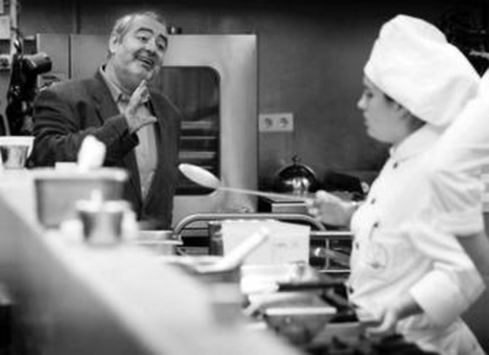 Santi Santamaría visitó las instalaciones de la Escuela de Hostelería, entre ellas la cocina donde conversó con los alumnos.