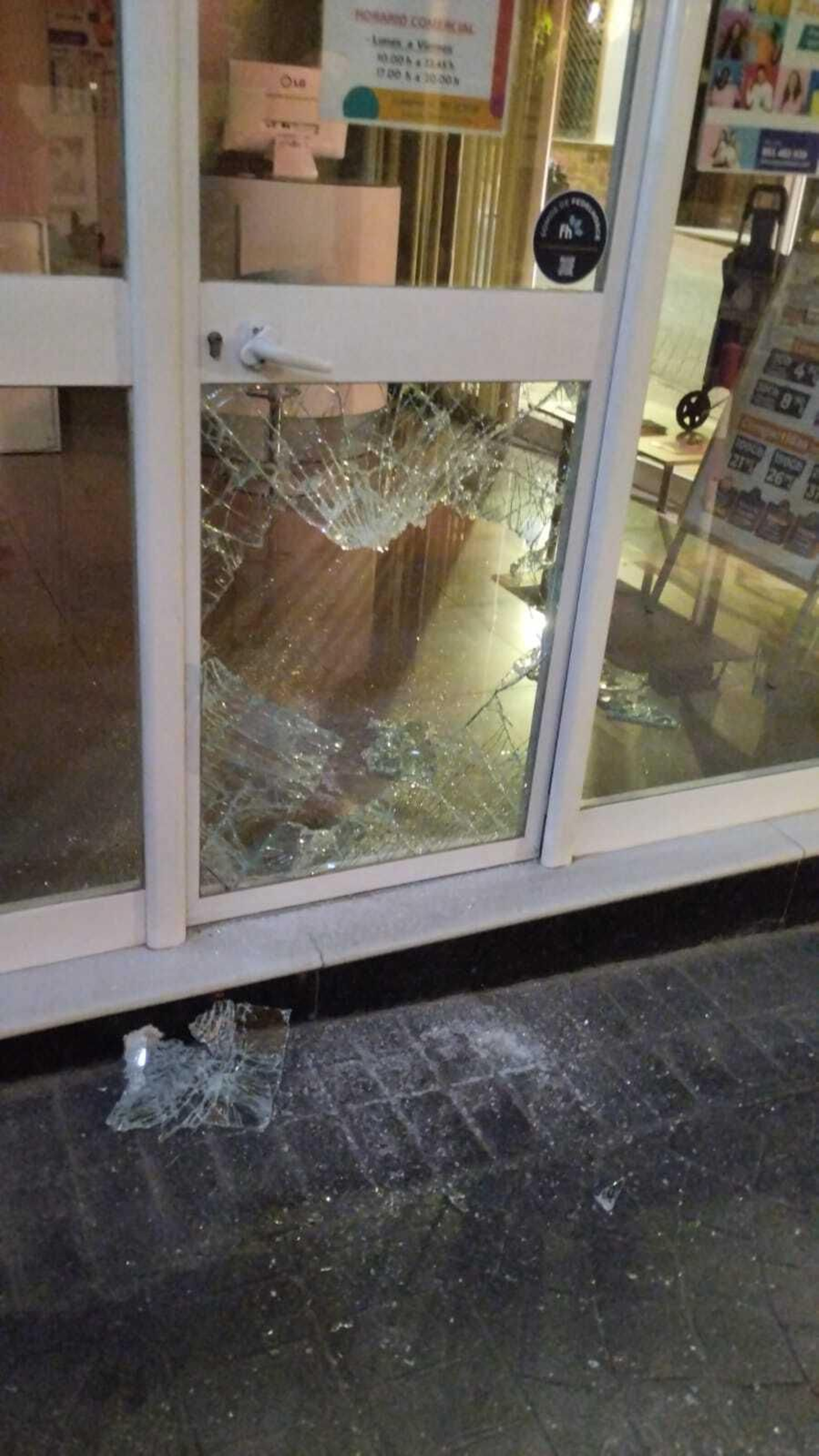 Estado en el que quedó la puerta de entrada del comercio Estado en el que quedó la puerta de entrada del comercio