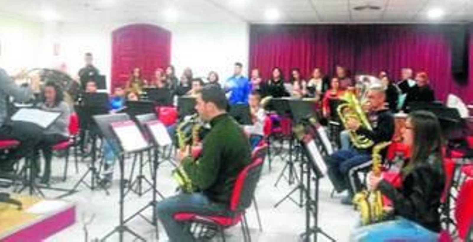 La banda de música y los alumnos del taller de canto ensayaron el domingo la letra y música del nuevo himno.