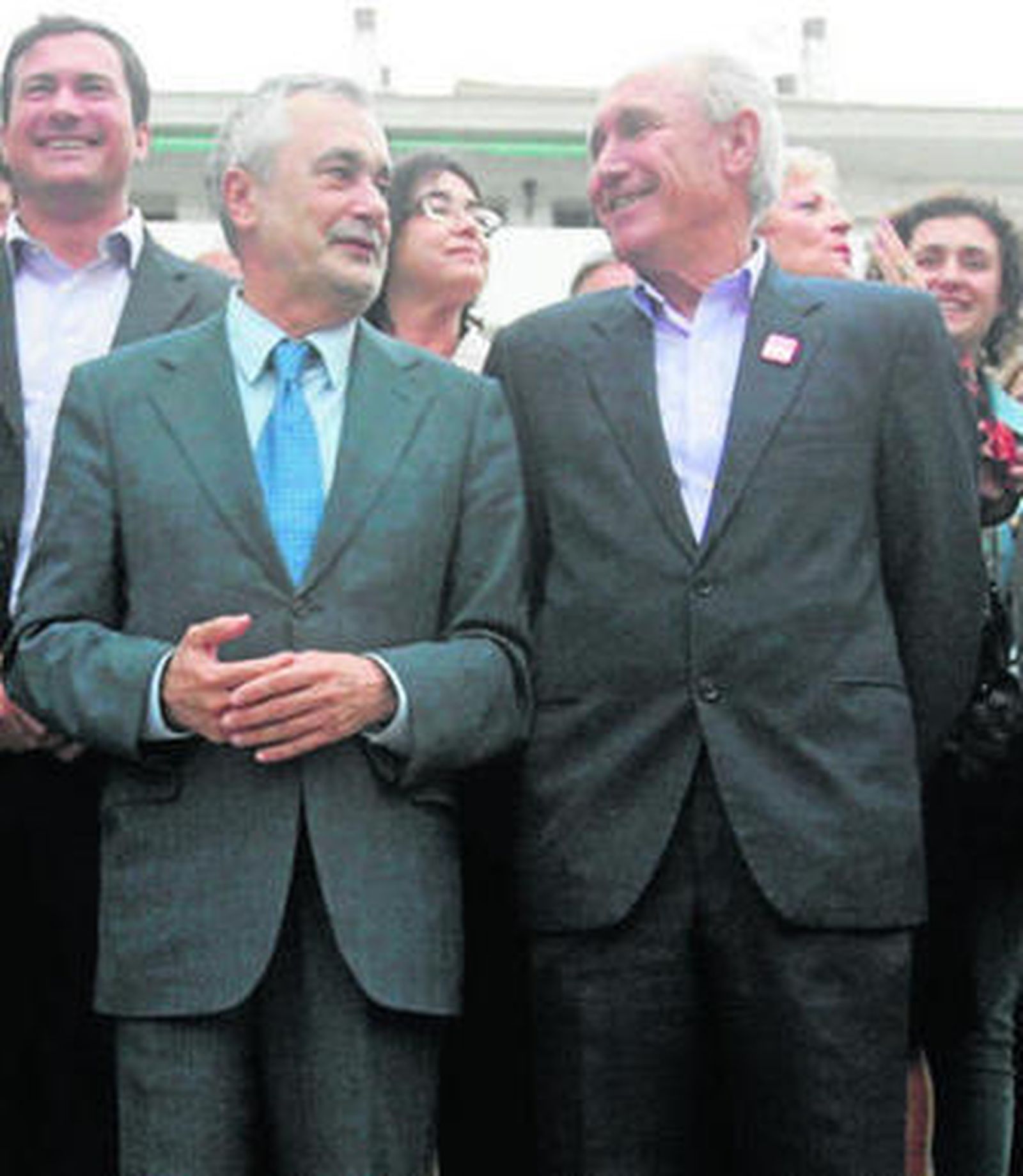 José Antonio Griñán y Rafael España, a la izquierda ayer, y Tomás Herrera y el alcaldable socialista, el jueves por la noche.