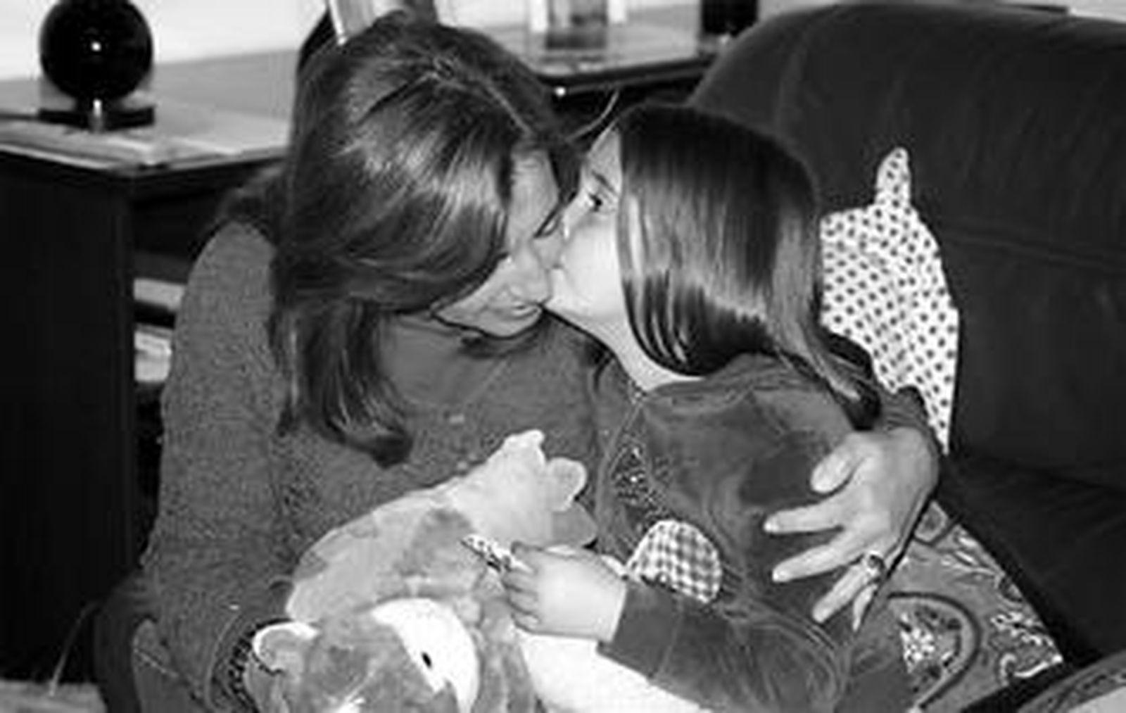 Manuela, la amiga de Felipe, besa a su madre, Gertru, la mujer que cuidaba al pequeño alemán.