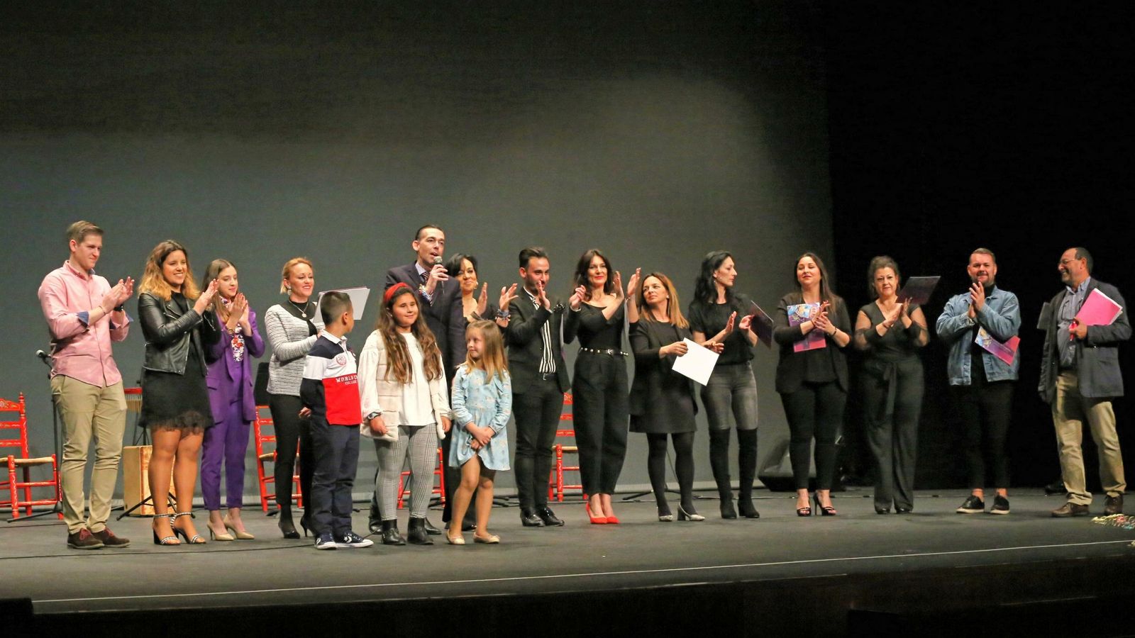 Una imagen de las academias de baile participantes sobre el escenario, con el edil de Fiestas.