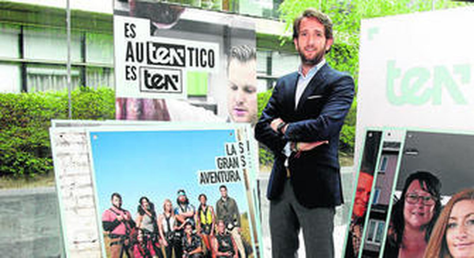 Raúl Berdonés posa junto con los carteles que publicitan los programas de la cadena.