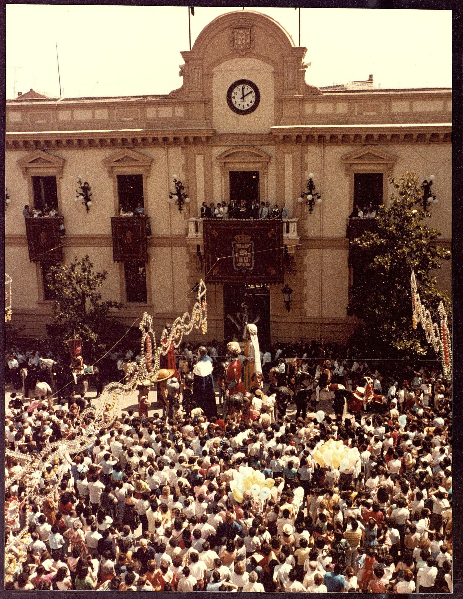 Abajo, en la plaza abarrotada por la multitud, una masa sufriendo los calores de un Corpus en fechas tardías