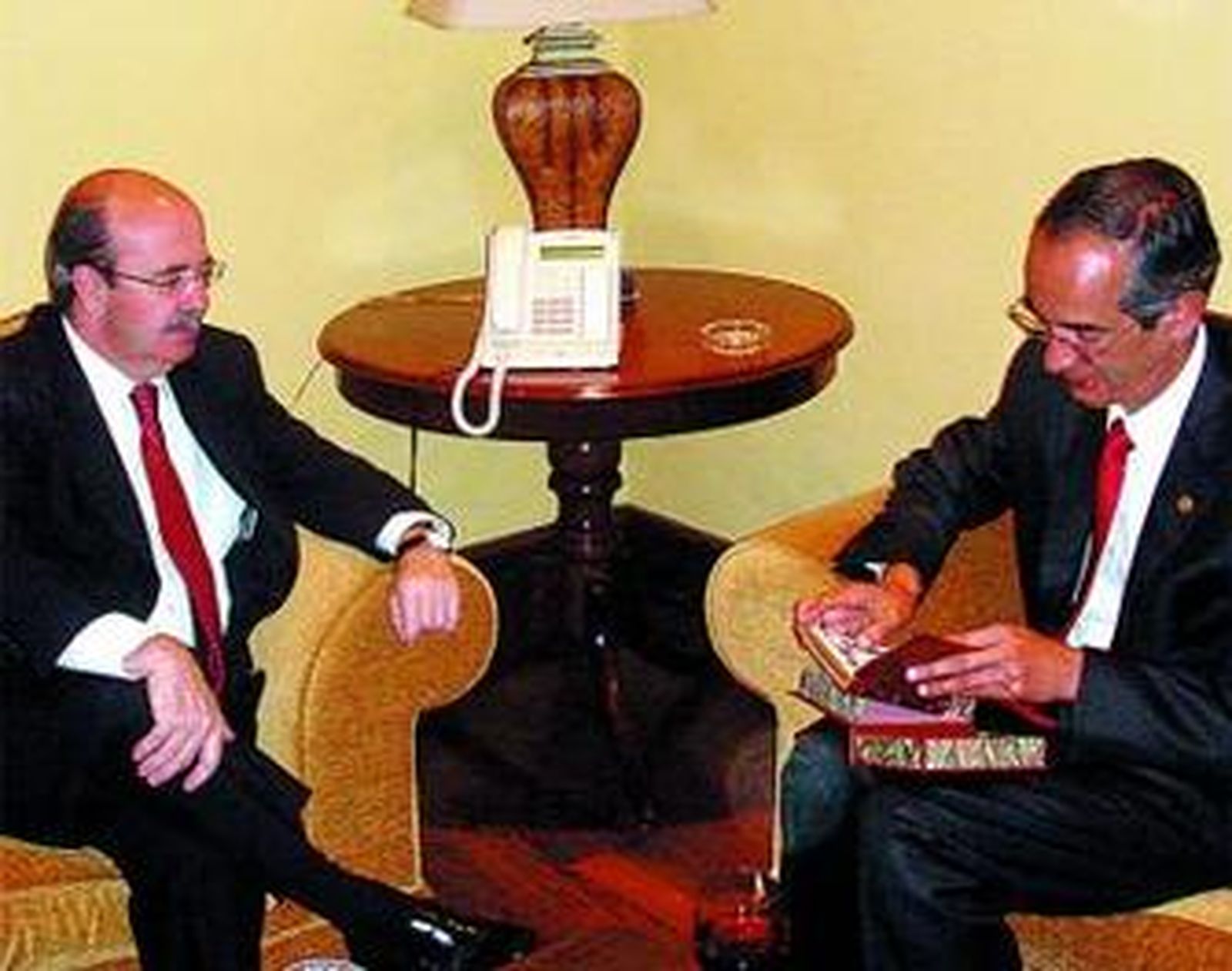 Álvaro Colom recibe el obsequio entregado por Gaspar Zarrías.