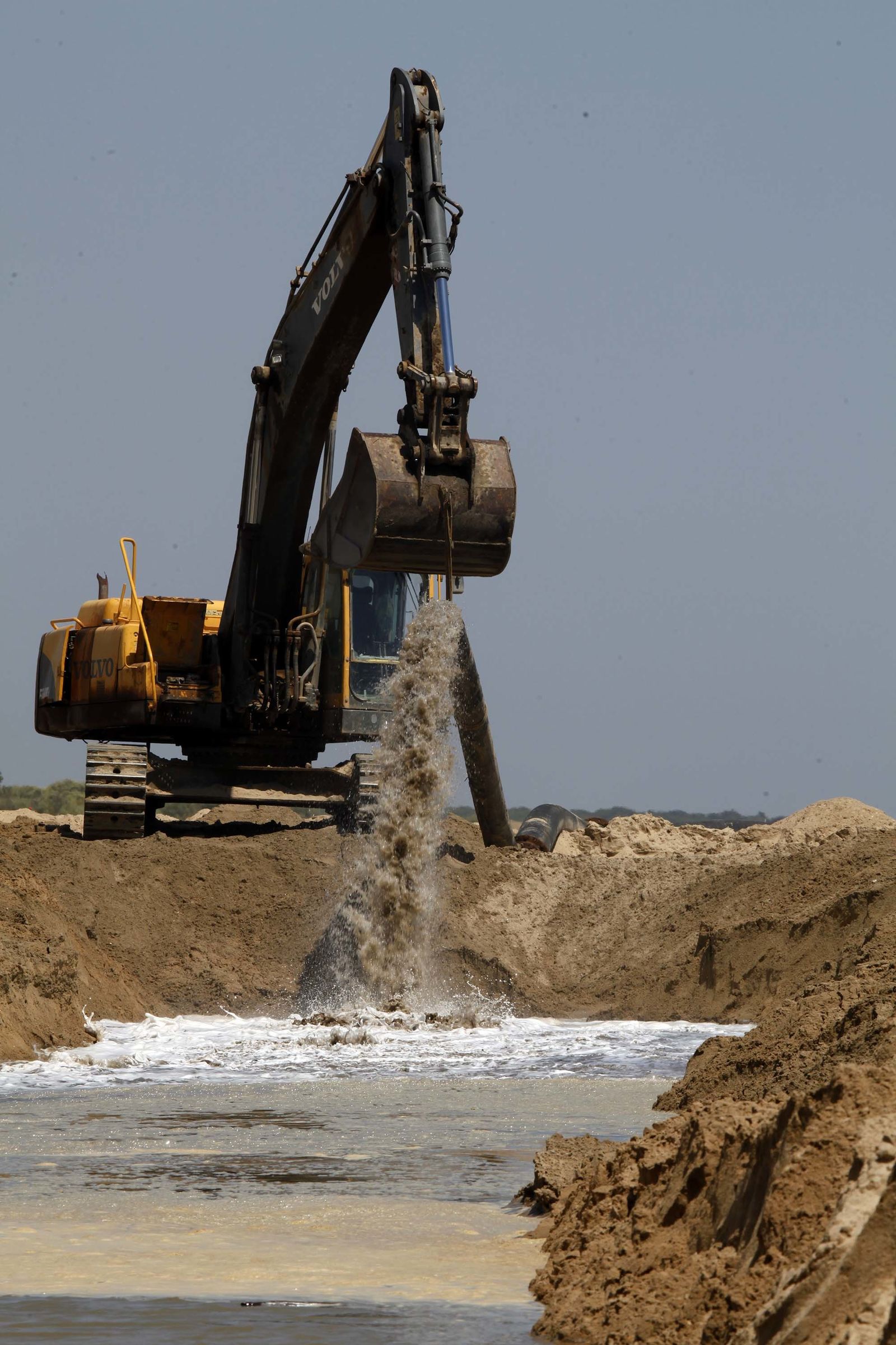El inicio de los trabajos de regeneración de la arena en la playa de El Portil