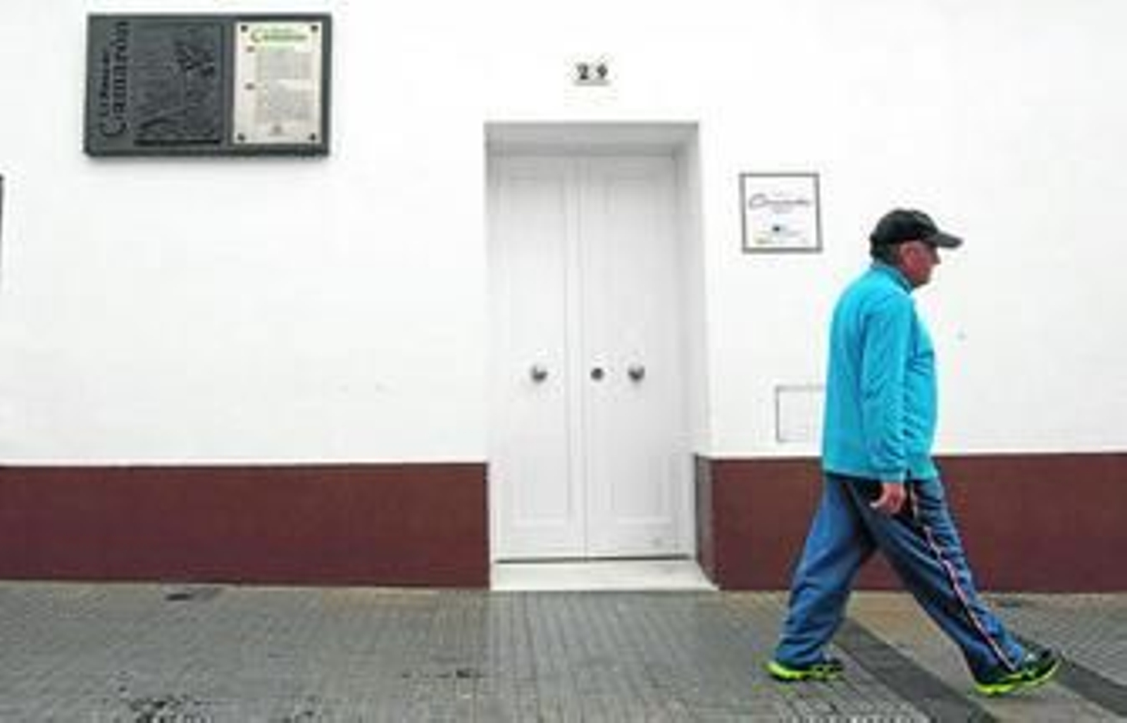 Acceso principal a la casa natal de Camarón, en la popular calle Carmen de La Isla.