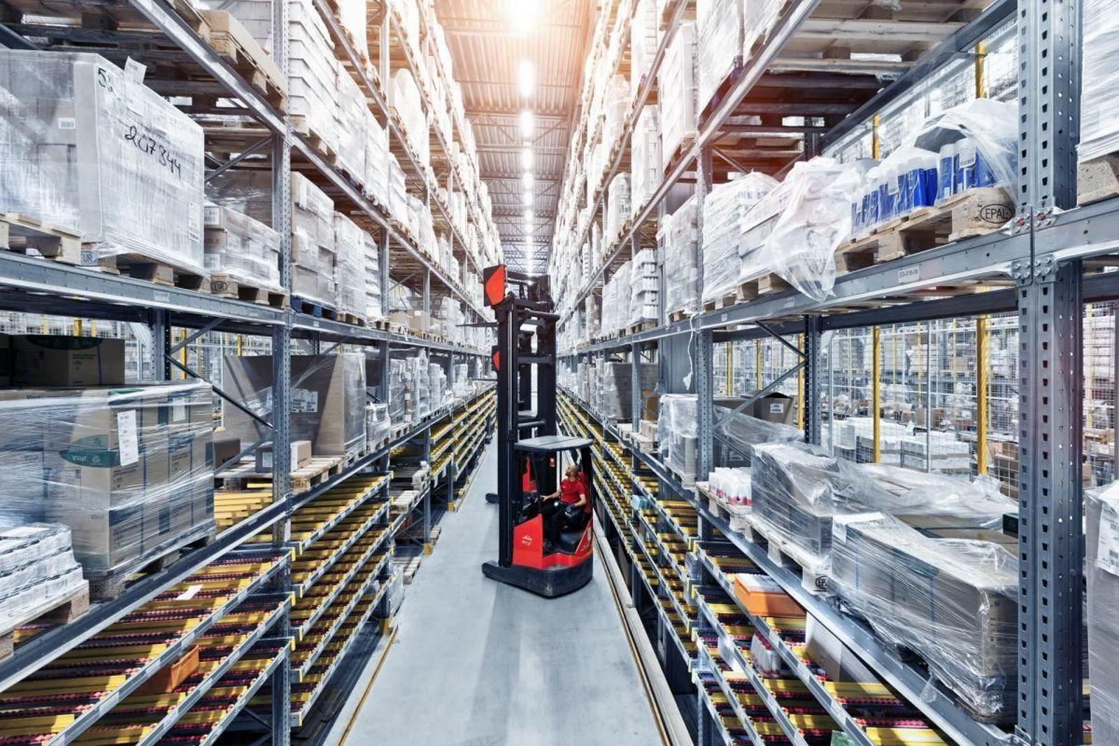 Trabajos en una almacén logístico.