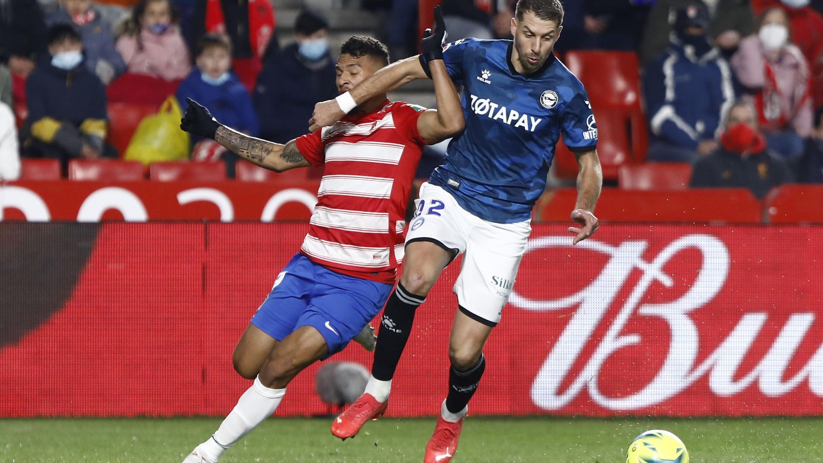 Luis Suárez pugna con Lejeune por el esférico.