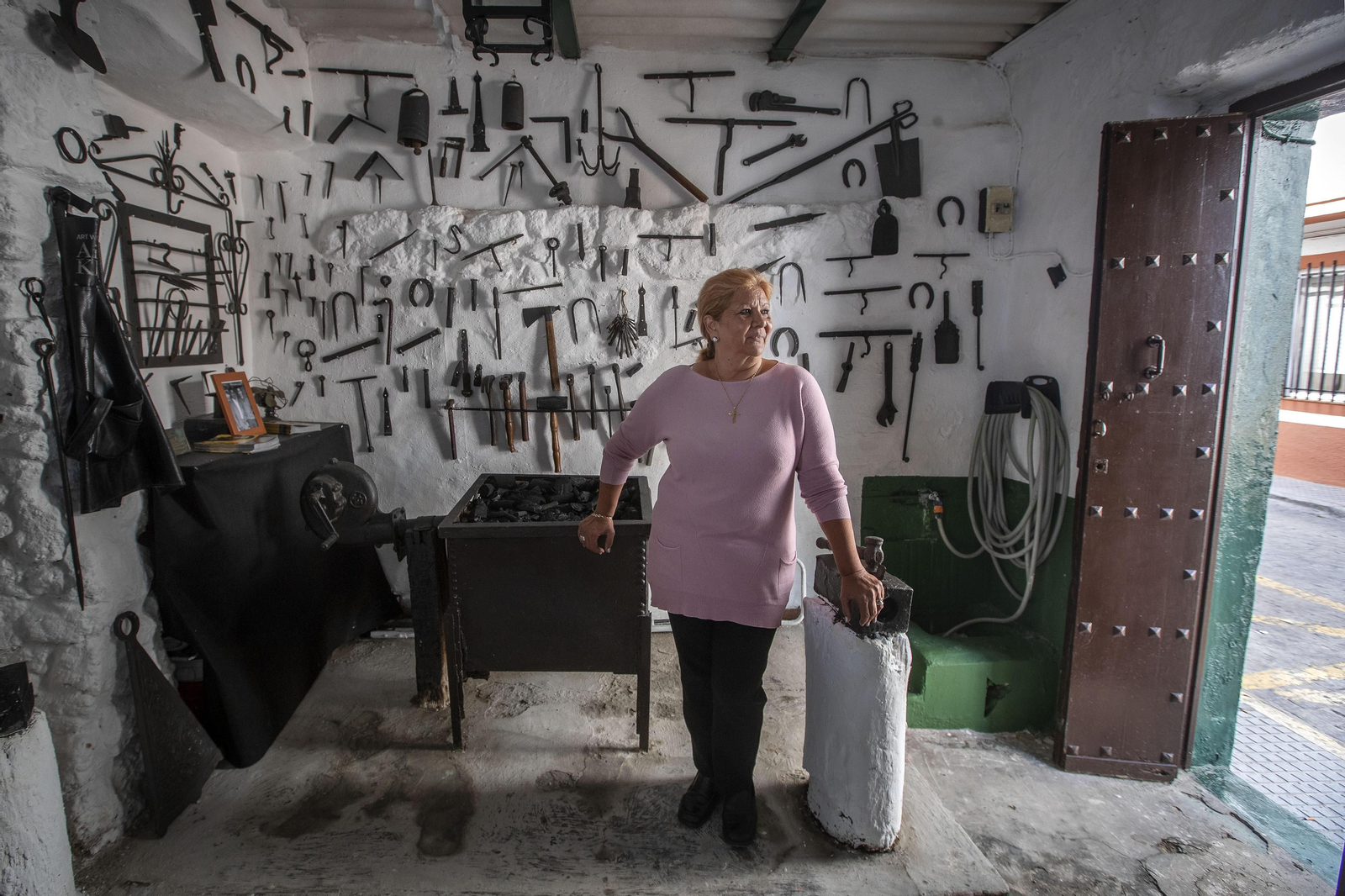 Juana Monje, en la fragua de su padre, que acaba de reabrir tras seis años cerrada.